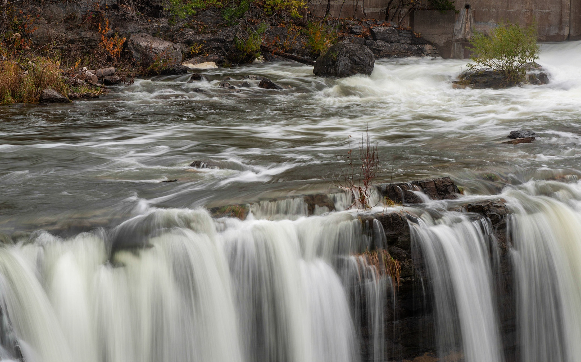 A 0.4 sec exposure. The dam wall is just visible at the upper right.