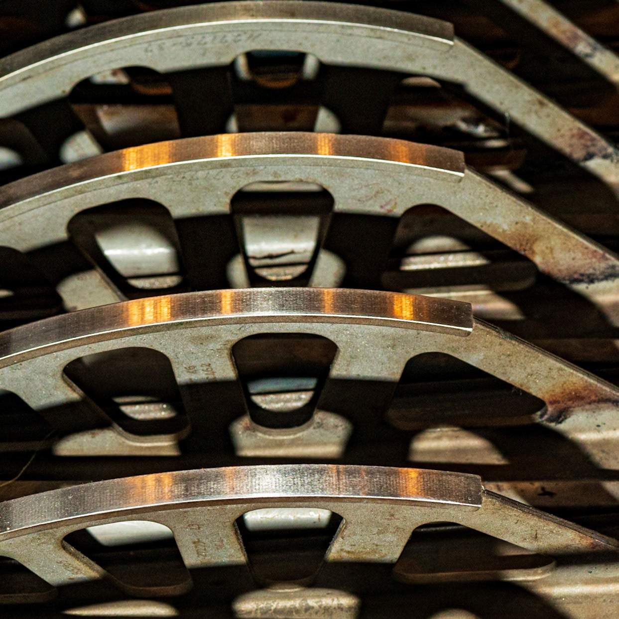 I was drawn to the repetition of shapes, and in particular the arcs reflecting the overhead lighting. The orange/green colour contrast draws attention to these arcs.