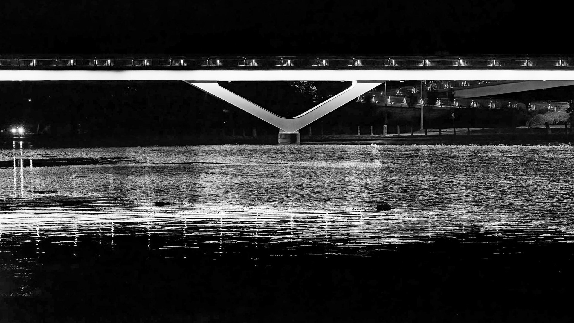 Flora footbridge as seen from Fifth Avenue. [ISO 25600, 105 mm, f/8.0, 1/100s]