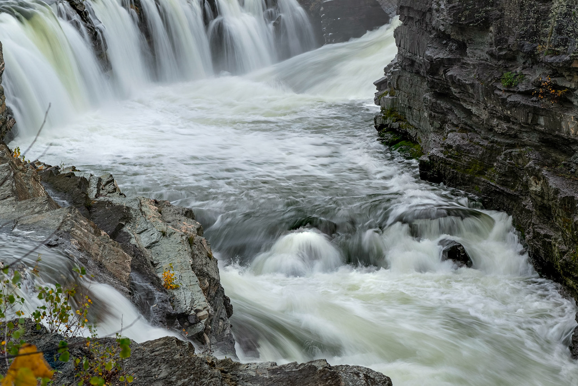 This is a long exposure panorama. It consists of six, 1/5 sec, shots stitched together in Lightroom.