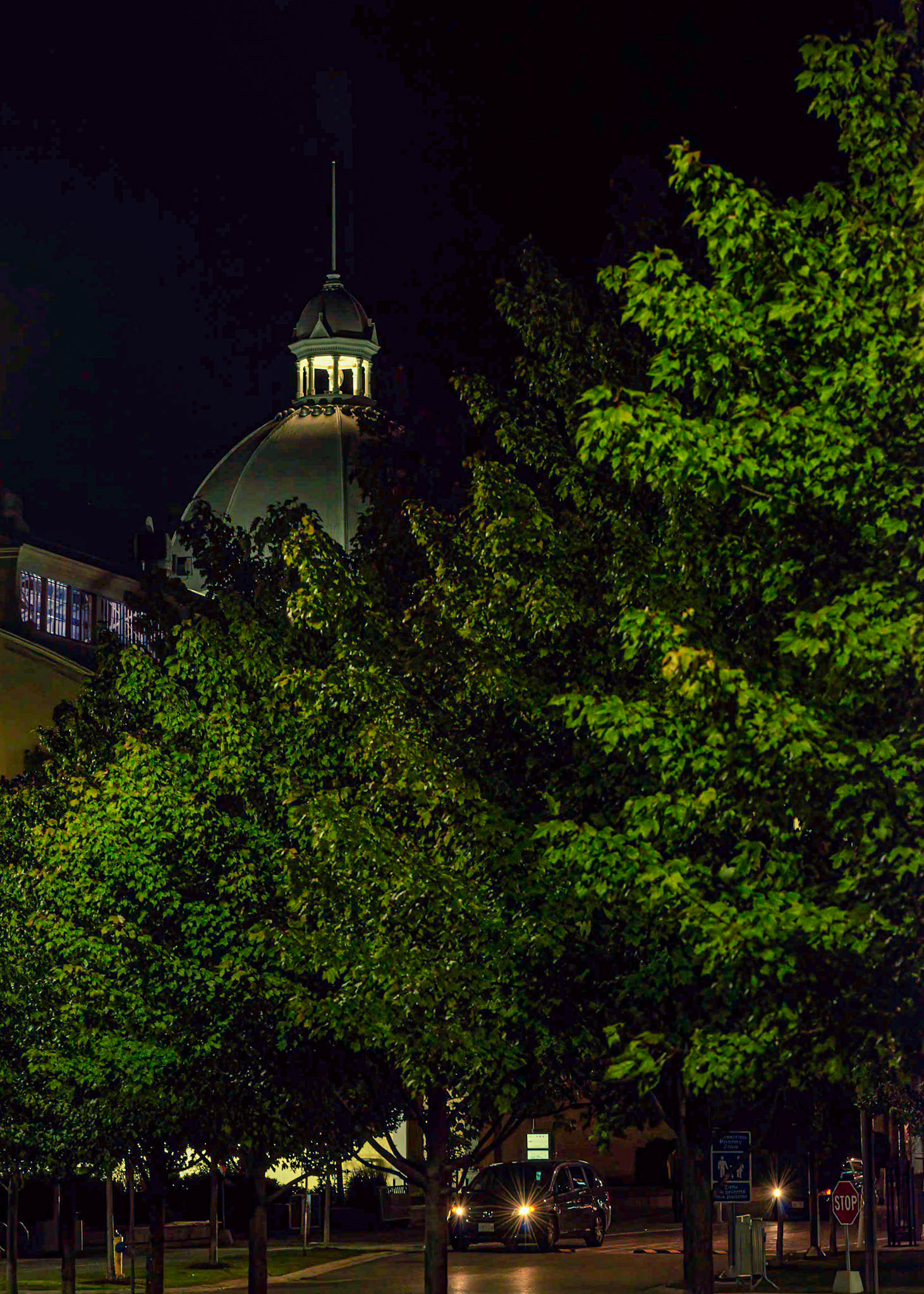 Street view of Aberdeen Pavilion. [ISO 6400, 105 mm, f/8.0, 1/100s]