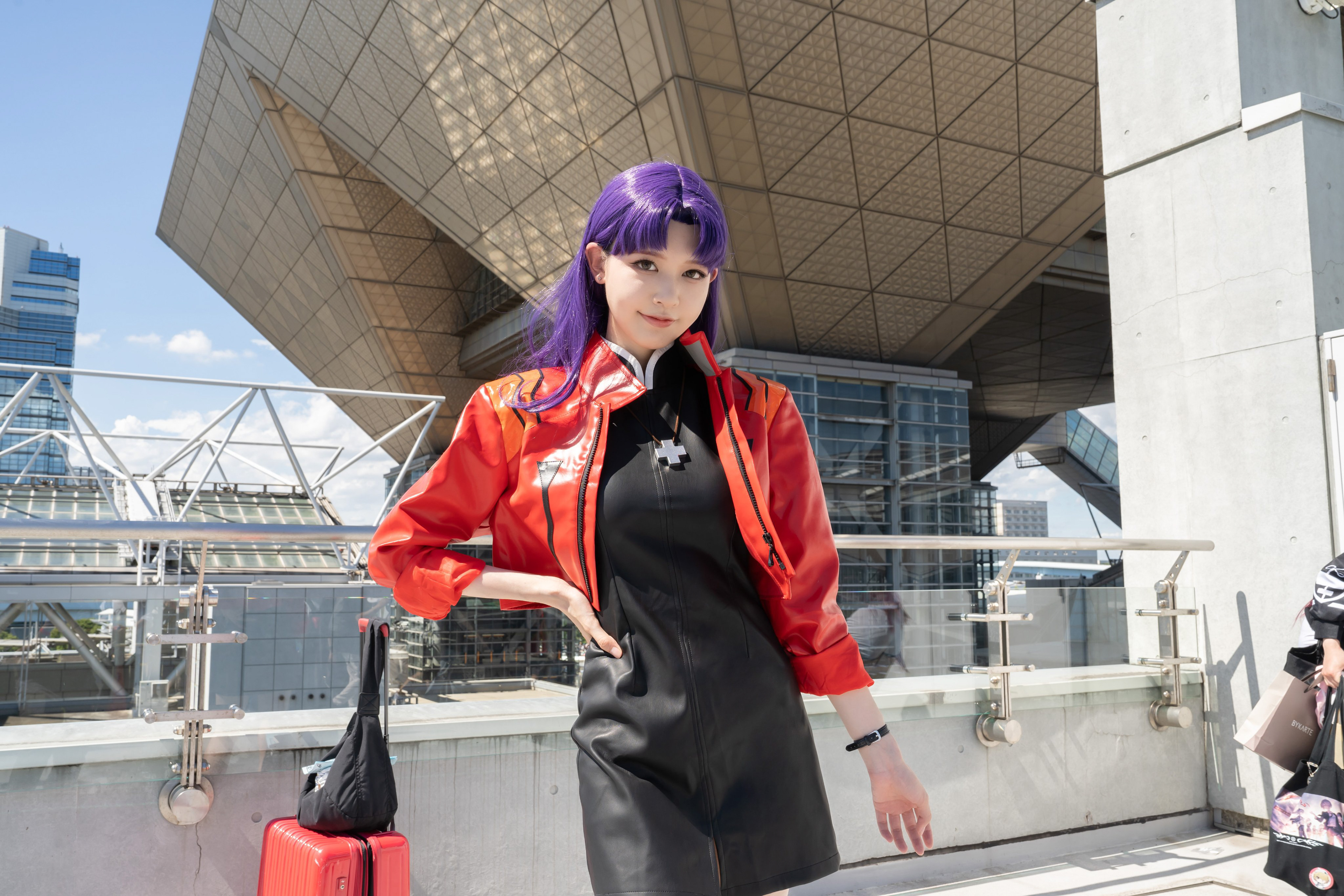 ・葛城ミサト（新世紀エヴァンゲリオン より） ・Cosplayer：菫 さん（ https://x.com/Jim_Sumire ） ・2023/08/12 コミケにて撮影