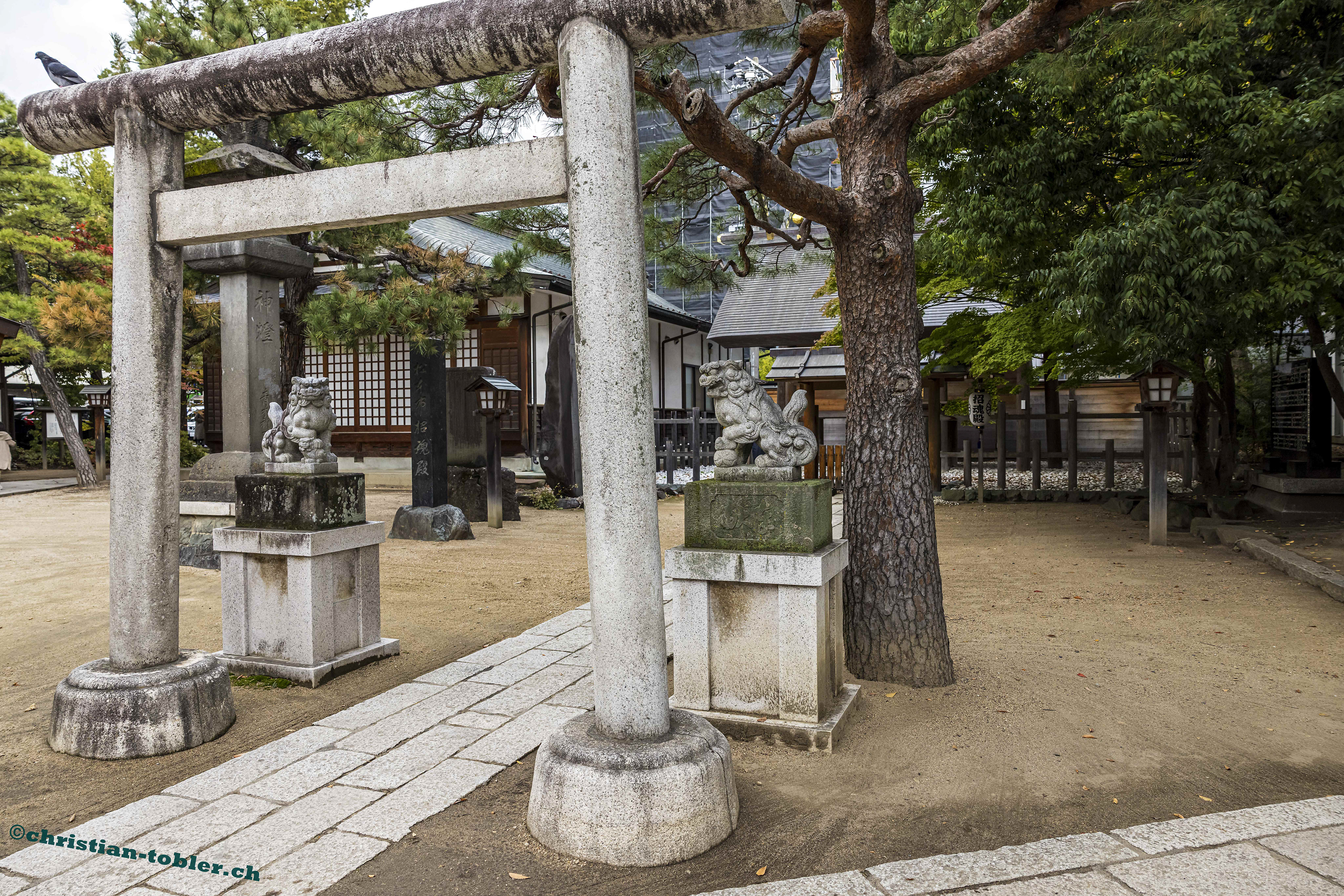Yohashira-jinja Schrein