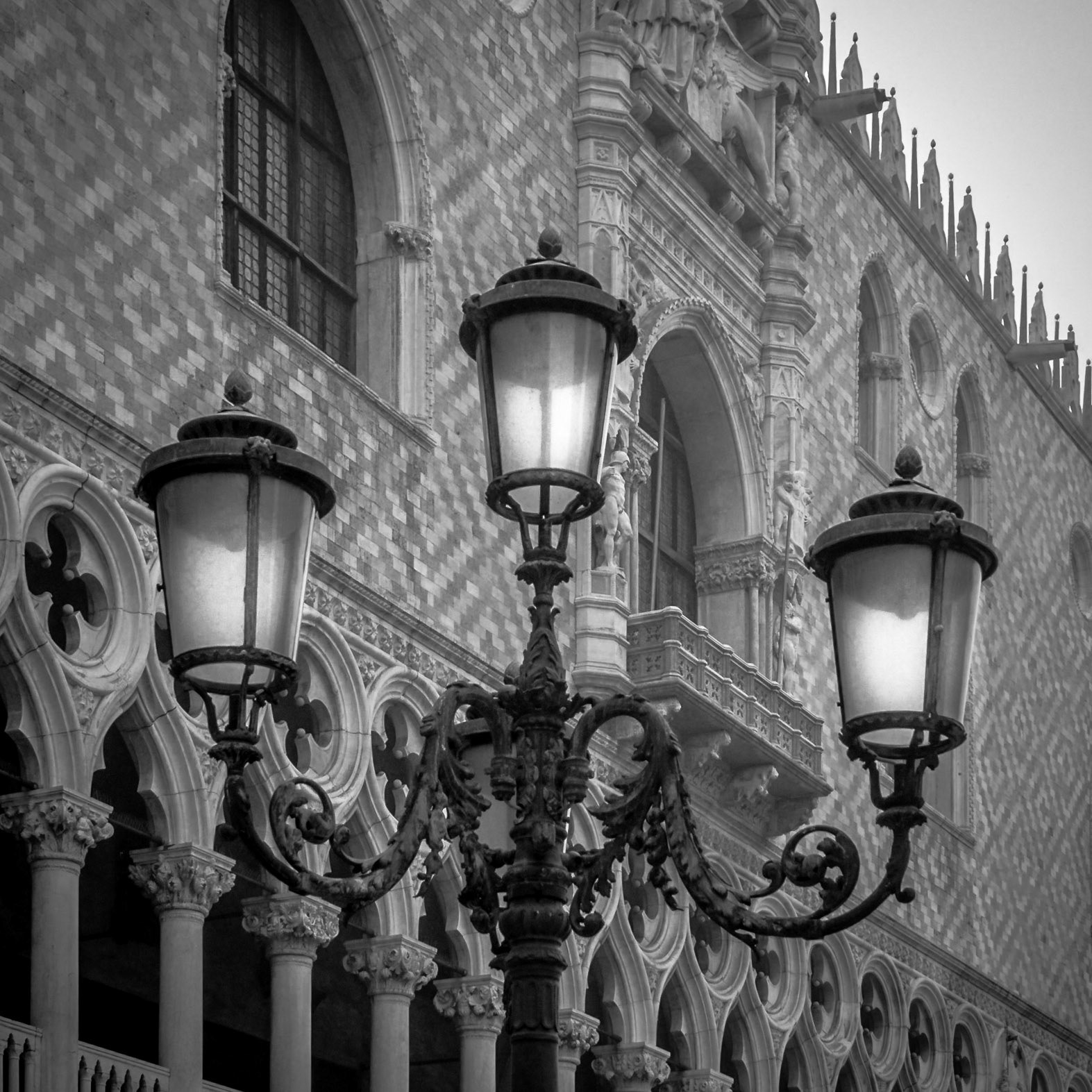 Version noir et blanc du Palais des Doges.