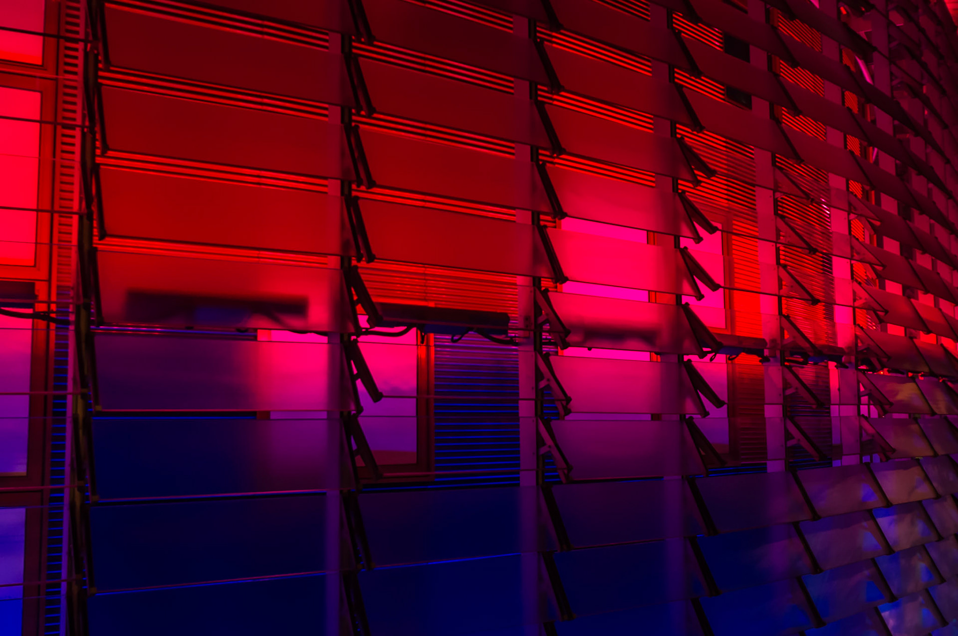 Inaugurée en 2005 la Torre Agbar à  Barcelone abrite le siège social de la société Agbar. Cette oeuvre a été conçu par l'architecte Jean Nouvel. En forme de comcombre, elle a été inspirée par les pains de sucre de la montagne de Montserrat et certains projets de Gaudi. Elle culmine à 142m de hauteur et a la particularité de pouvoir illuminer sa façade de couleurs rouges et bleues qui changent sans cesse.