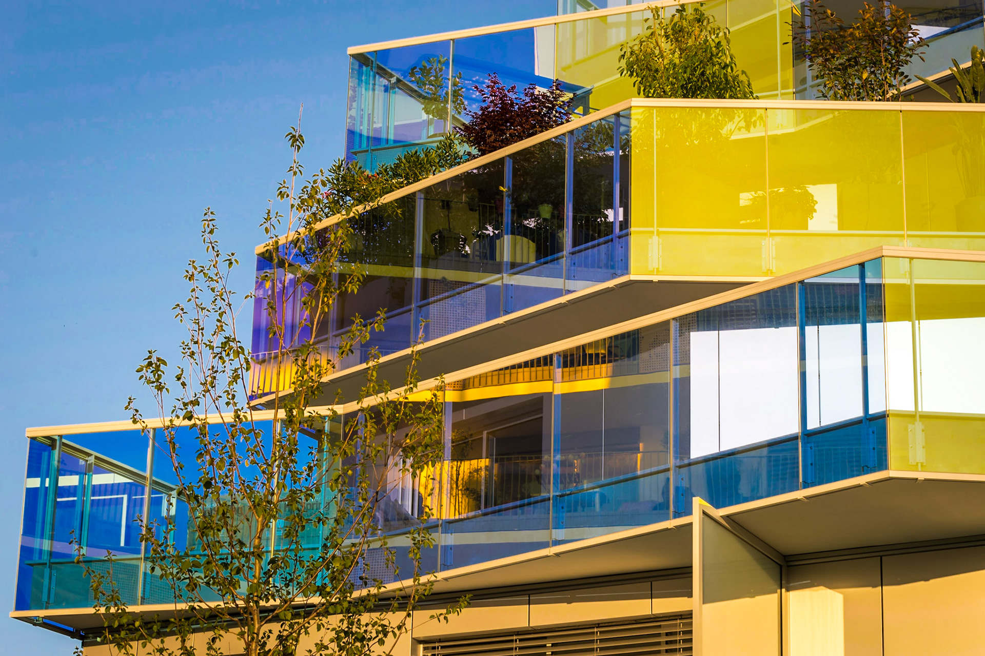 Dans le quartier Port Marianne à Montpellier le « nouveau diamant immobilier Koh-I-Noor » surplombe le Lez et irradie tout autour les éclats du soleil que renvoient les panneaux réalisés en vitrage dichroïque qui, de l’extérieur, transforment les reflets du soleil en différentes couleurs. Koh-I-Noor signifie « montagne de lumière » et c’est aussi le nom du diamant monté sur la couronne de la famille royale d’Angleterre. L’architecte Bernard Bühler explique : « J’ai voulu un bâtiment gai où les gens ont plaisir à vivre et qui soit agréable à regarder ».  Réalisation Kalelithos - Architecte Bernard Bühler - Montpellier