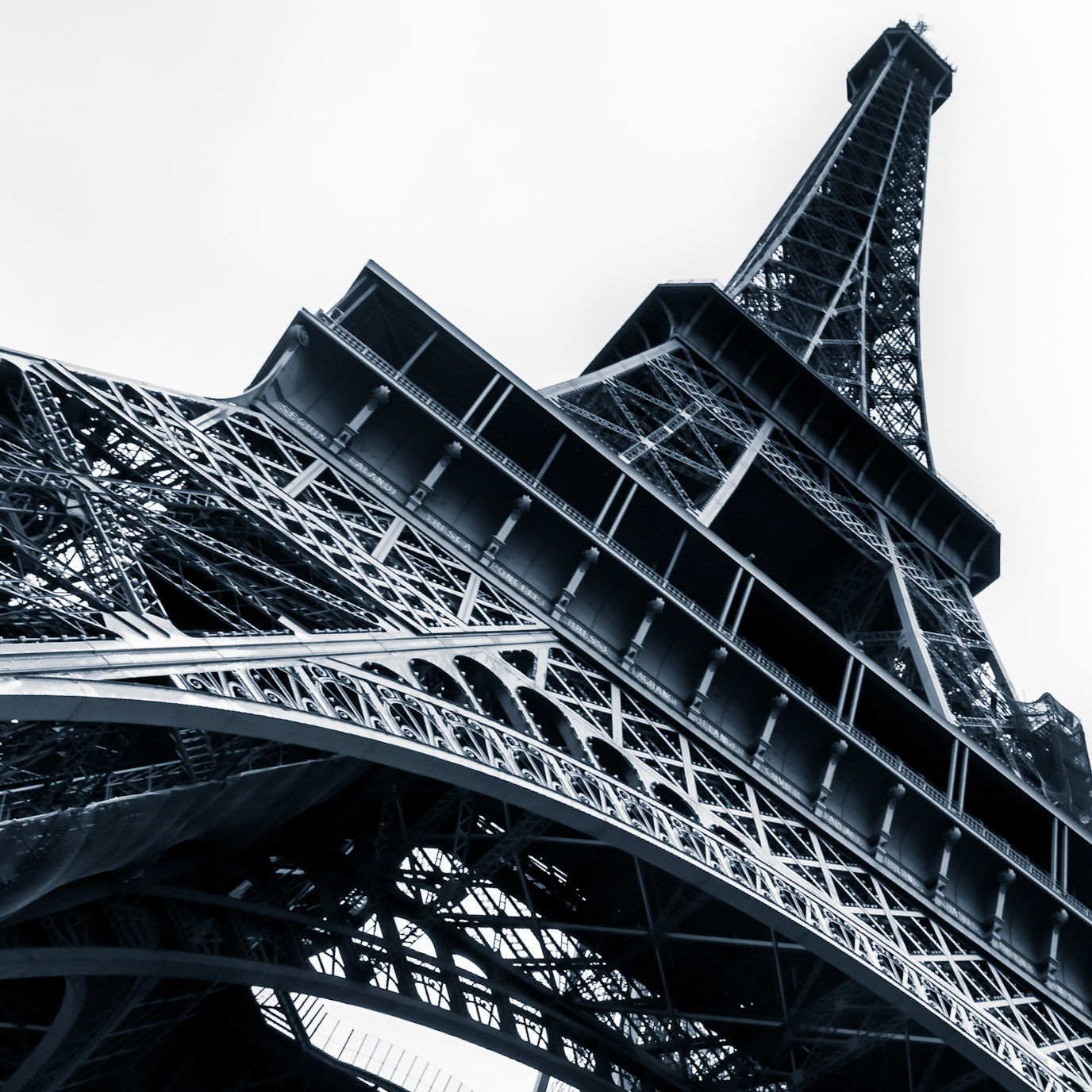 Un grand classique, bien sûr, la tour Eiffel en contre plongée à partir d'un de ses piliers. Mais ça reste un très beau souvenir du workshop à Paris.