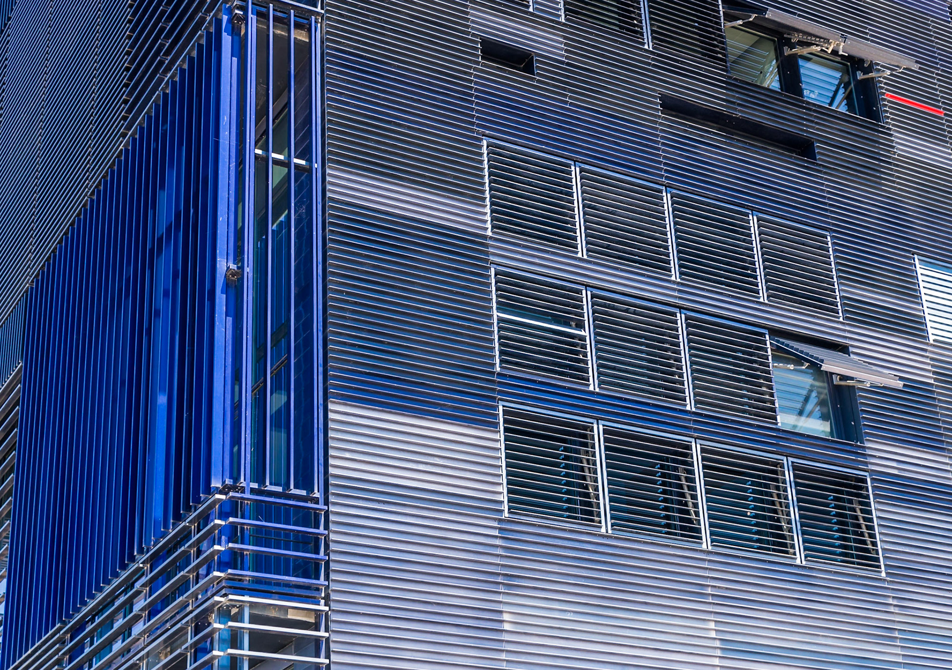 C'est un parallélépipède sombre de 40 mètres de haut qui toise le paysage des bord du Lez. Le bâtiment joue les archétypes de l'architecture du Midi : pour lutter contre les ardeurs du climat méditerranéen , les façades extérieures sont bardées de pare-soleil, et l'intérieur accueille des patios, des terrasses, et, une pièce d’eau en contrebas. C’est l’oeuvre des architectes Jean Nouvel et François Fontès.