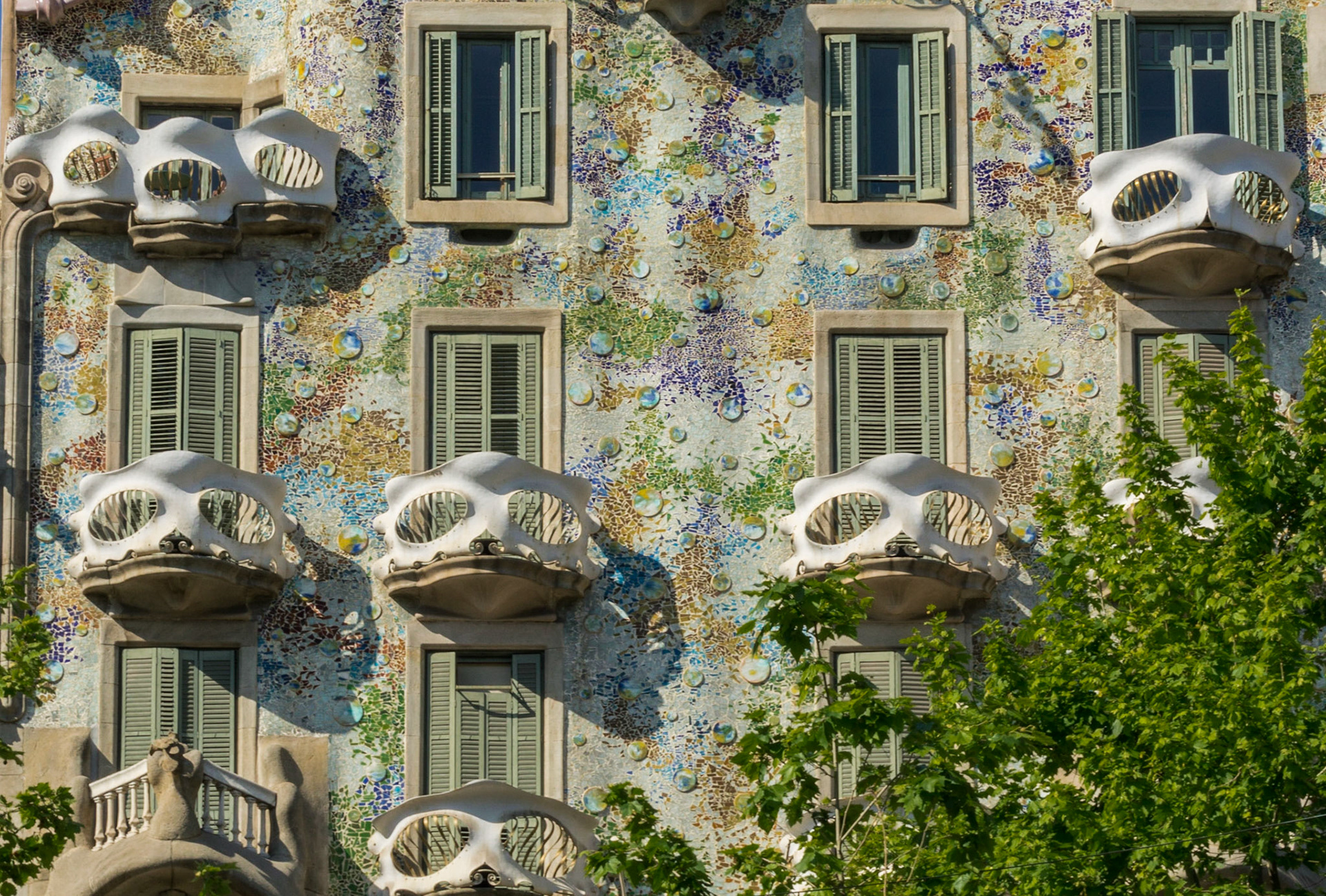 Façade de la Casa Batllo - Splendeur du modernisme. Barcelona - Espagne. La casa Batlo est l'oeuvre de Antoni Gaudi. Elle a été construite entre 1904 et 1906. Elle est située au 43 Passeig de Gràcia.