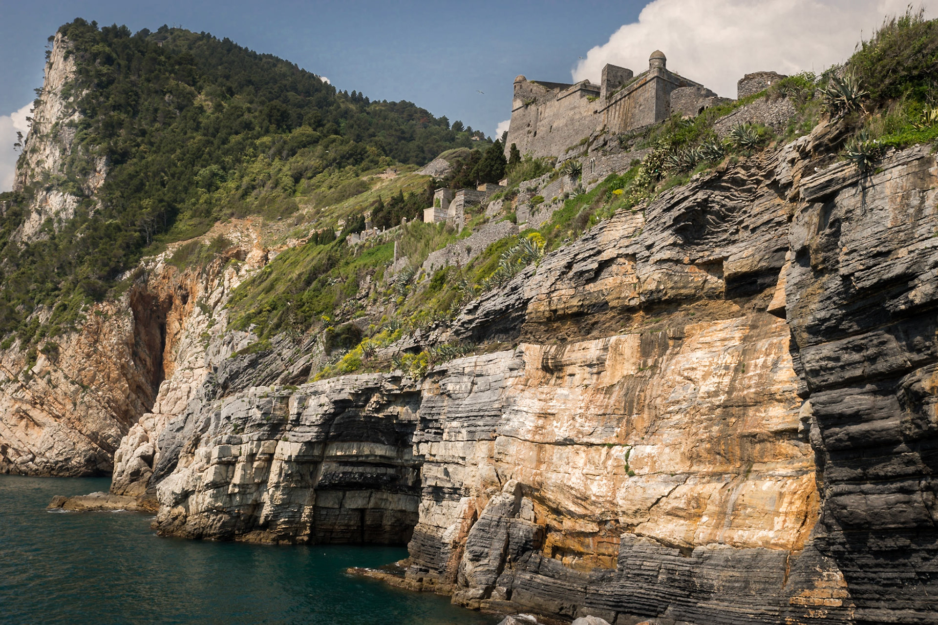 Ligurie - Italie - Questa grotta ispiratrice di Lord Byron ricorda l'immortale poeta che ardito nuotatore sfido le onde del mare da Portovenere a Lerici.