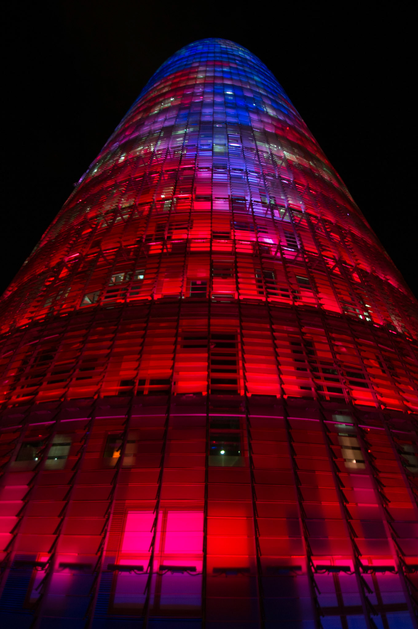 Torre Agbar - Barcelona - Espagne. Inaugurée en 2005 la Torre Agbar à  Barcelone abrite le siège social de la société Agbar. Cette oeuvre a été conçu par l'architecte Jean Nouvel.
