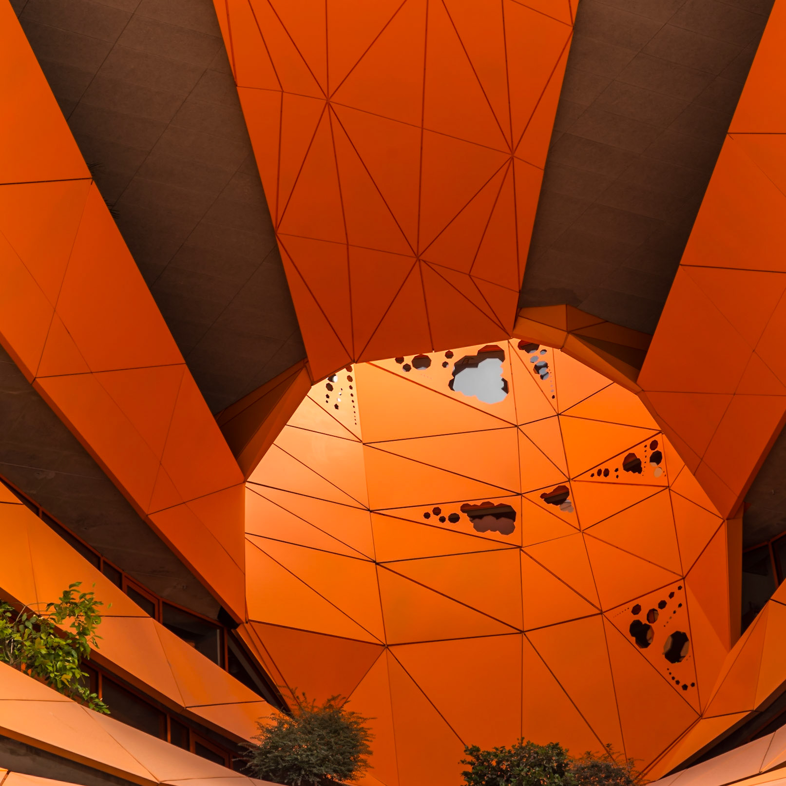 Le quartier de la Confluence présente des bâtiments d’architecture contemporaine voire même futuriste. Le « cube orange » est une oeuvre des architectes Dominique Jakob et Brendan MacFarlane.Un grand cône perfore un des angles du bâtiment : c’est un atrium doté de balcons. La façade est composée d’une enveloppe perforée en tôle d'aluminium laqué de couleur orange vif.J’ai opté pour une vue au grand angle 28mm (Boitier plein format Sony alpha99 + Tamron 24-70mm, f/2,8). Pour les réglages : Priorité à l’ouverture 1/160ème f/8 Iso 100