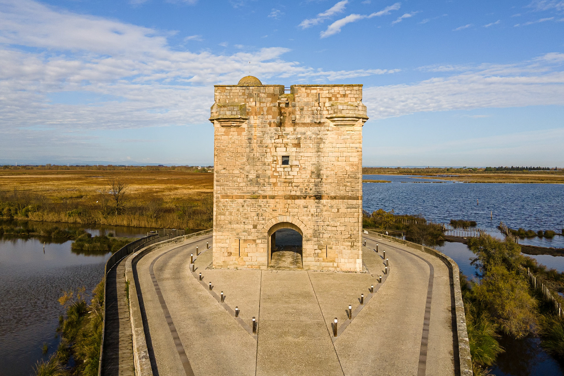 Dressée sur la seule voie terrestre conduisant a la vile d'Aigues-Mortes. la tour Carbonniere a très vite abrité un peage: hommes. animaux etmarchandises qui entraient ou sortaientde la ville devaient s'acquitter d'unetaxe dont étaient exemptés les Aigues-Mortais et les moines de l'abbaye voisinede Psalmodi.