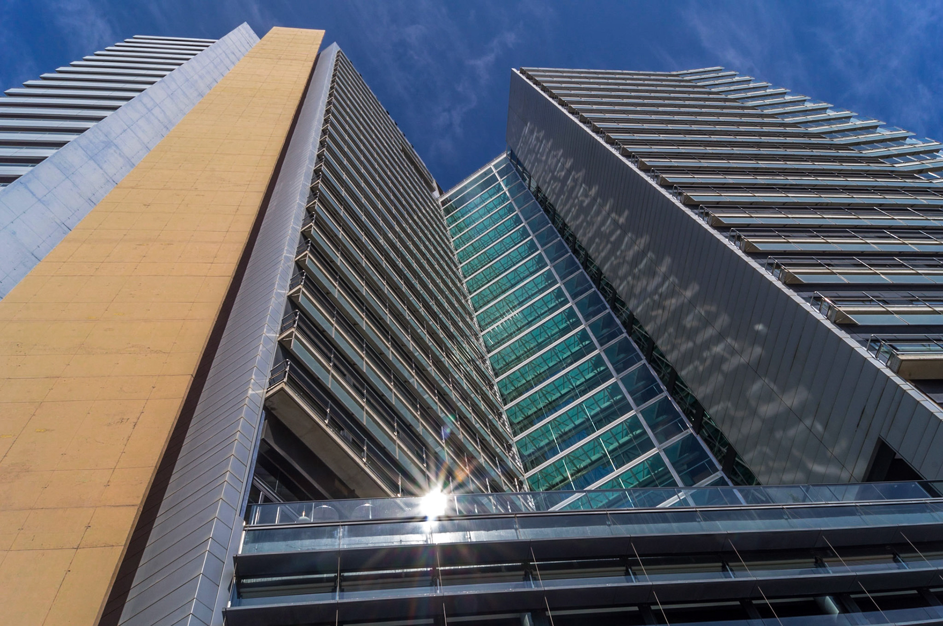 Flare sur les immeubles de Diagonal mar - b