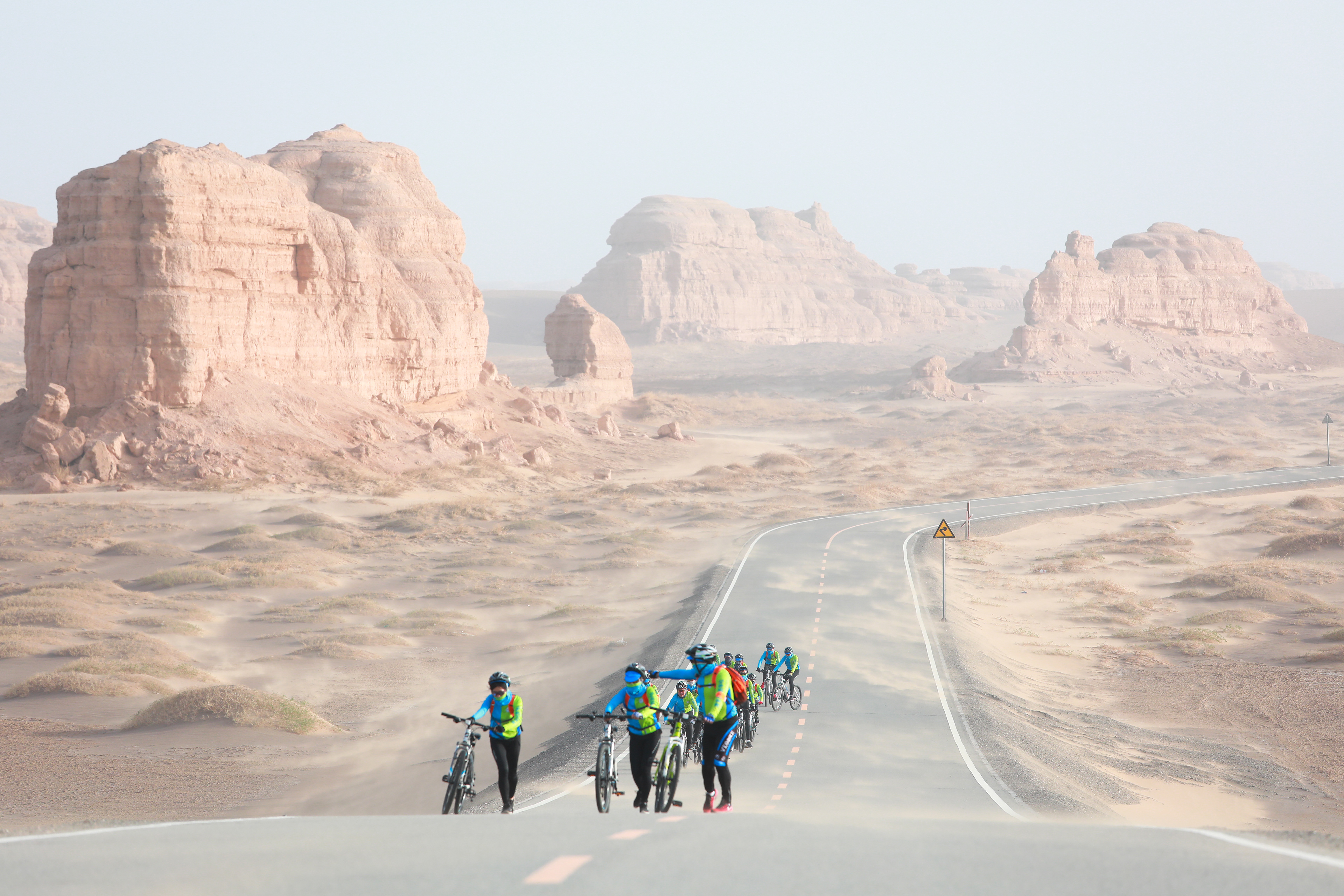 逆風之徑：沙漠中的生存與意志