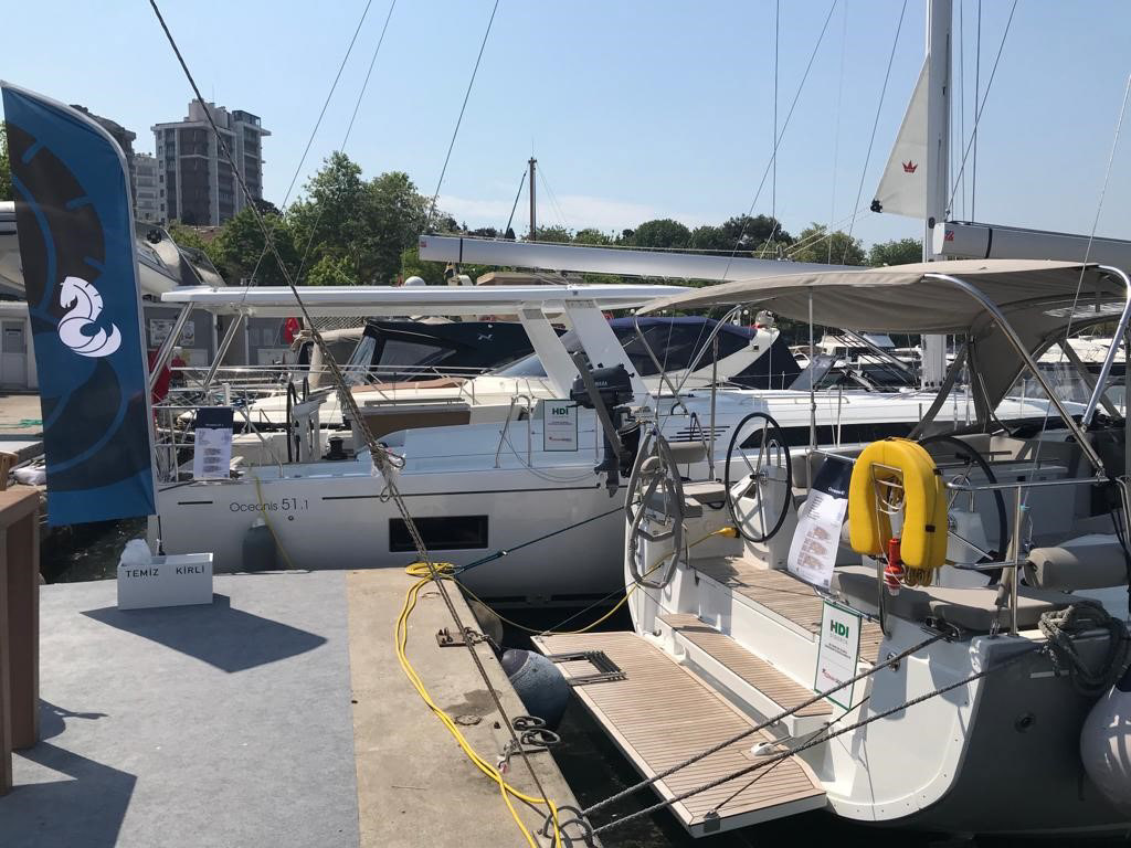 OCEANIS 51 with Manuel Tent