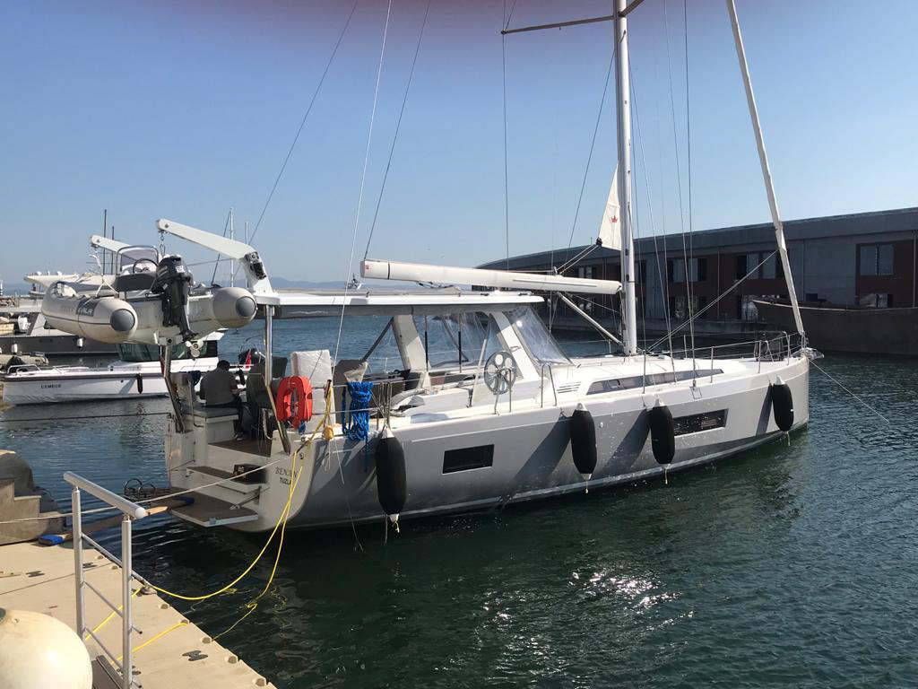 OCEANIS 51 with Manuel Tent