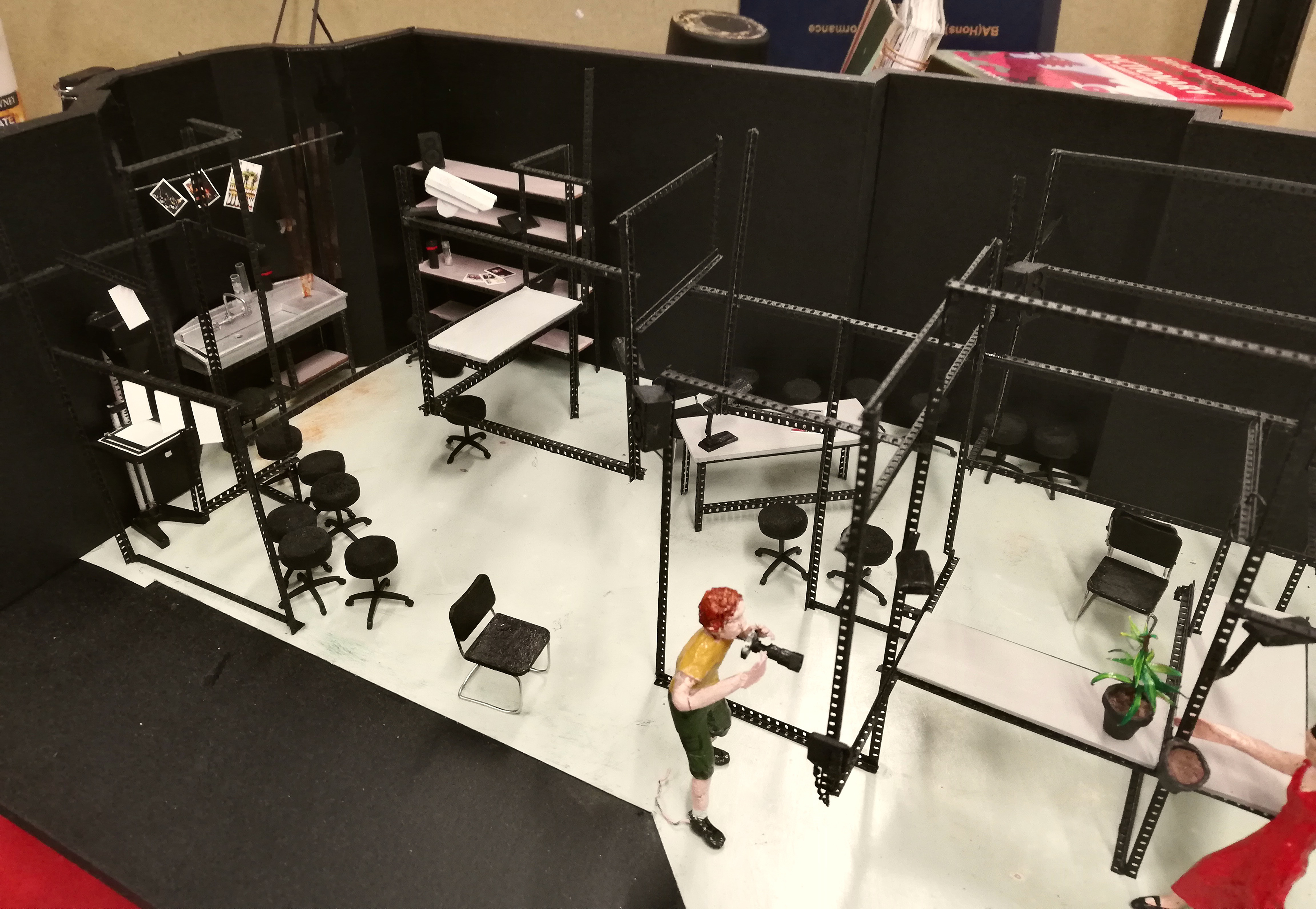 The audience sit around the structure on swivel chairs