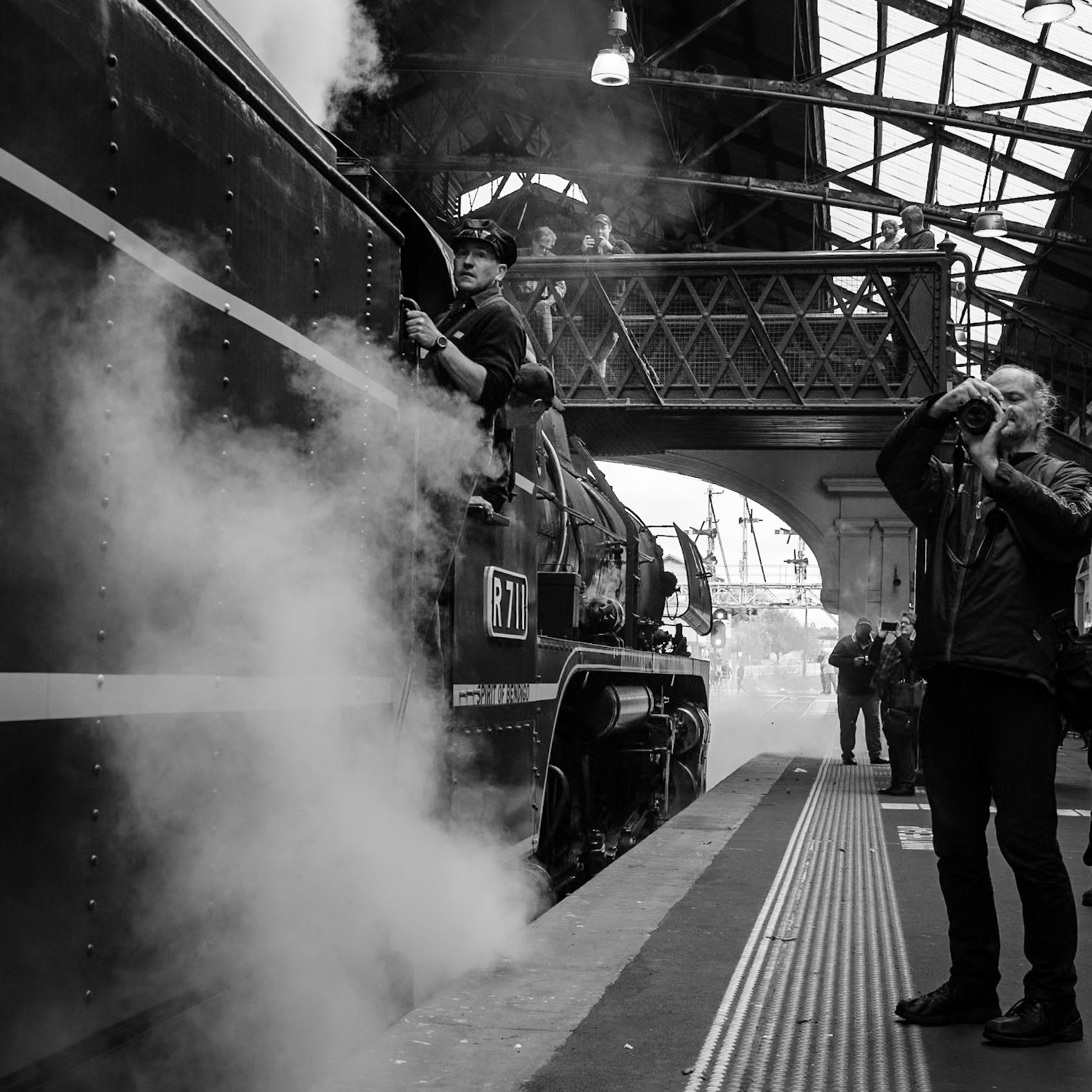 Paying expert attention, the loco crew of R711 (with A2 986 behind) come to a stop right next to the water hydrant on platform 2, which the Steamrail volunteers would then use to refill the tenders of these giant steam locos.