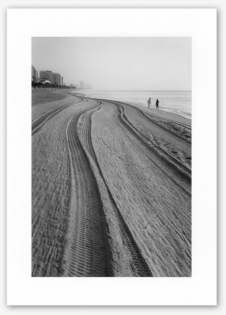 Steve Hanson photography. Walking along the beach, Florida, USA.