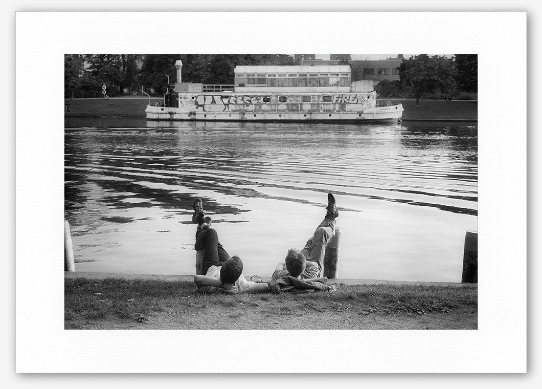 Steve Hanson photography. Relaxing by the canal, Berlin, Germany.
