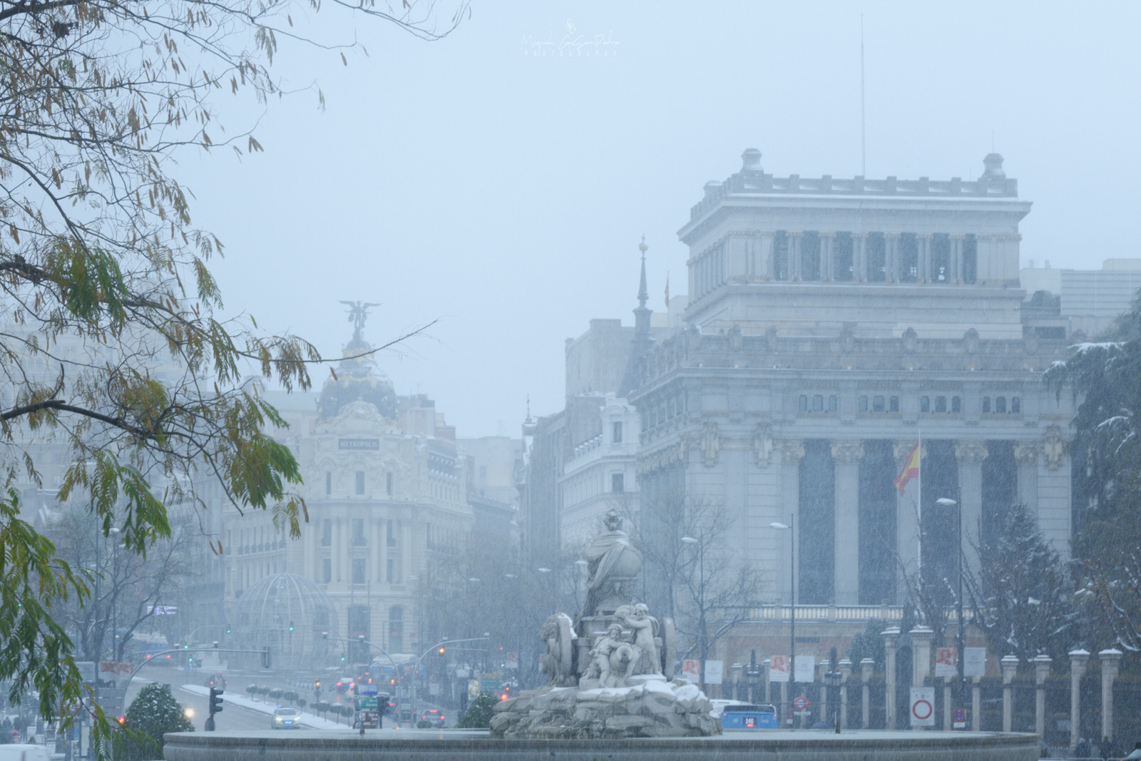 Cibeles mirando al edificio Metrópolis