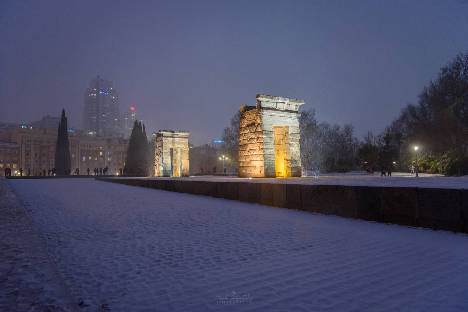 Temblo de Debod y hotel Riu al fondo