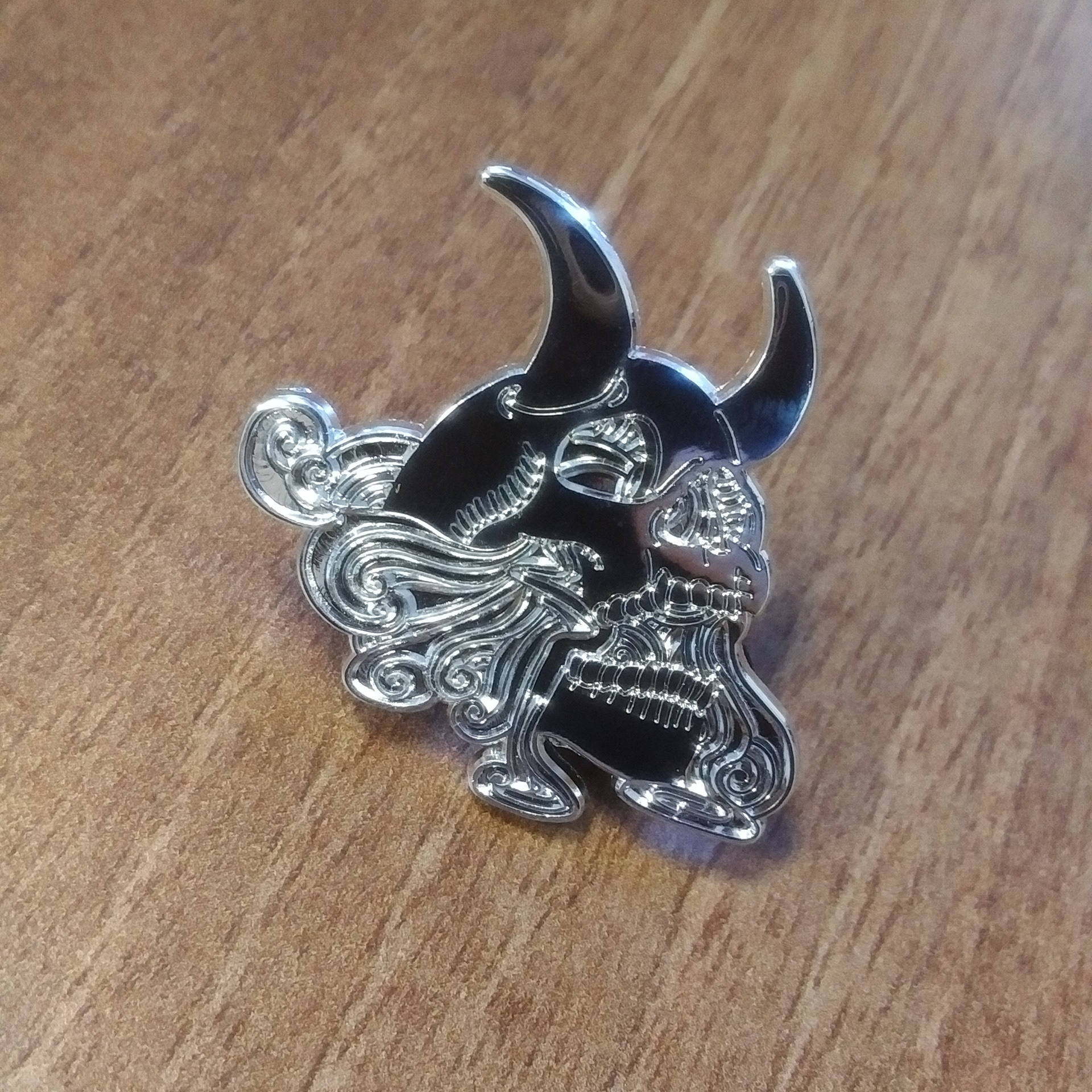 Wogender Schadel - Moon pin