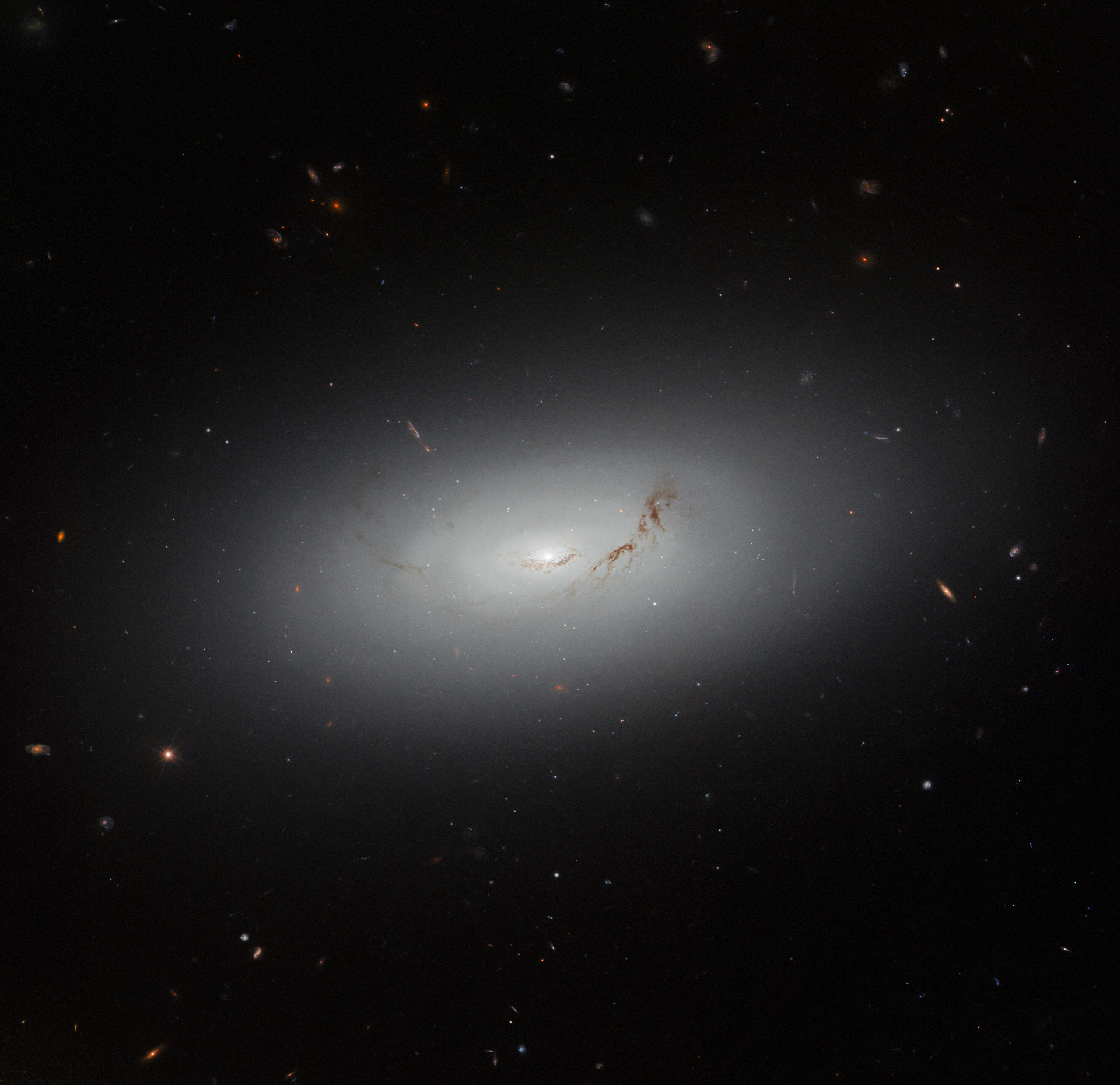 Measure of a great galactic disc - Credit: ESA/Hubble & NASA, R. Sharples, S. Kaviraj, W. Keel