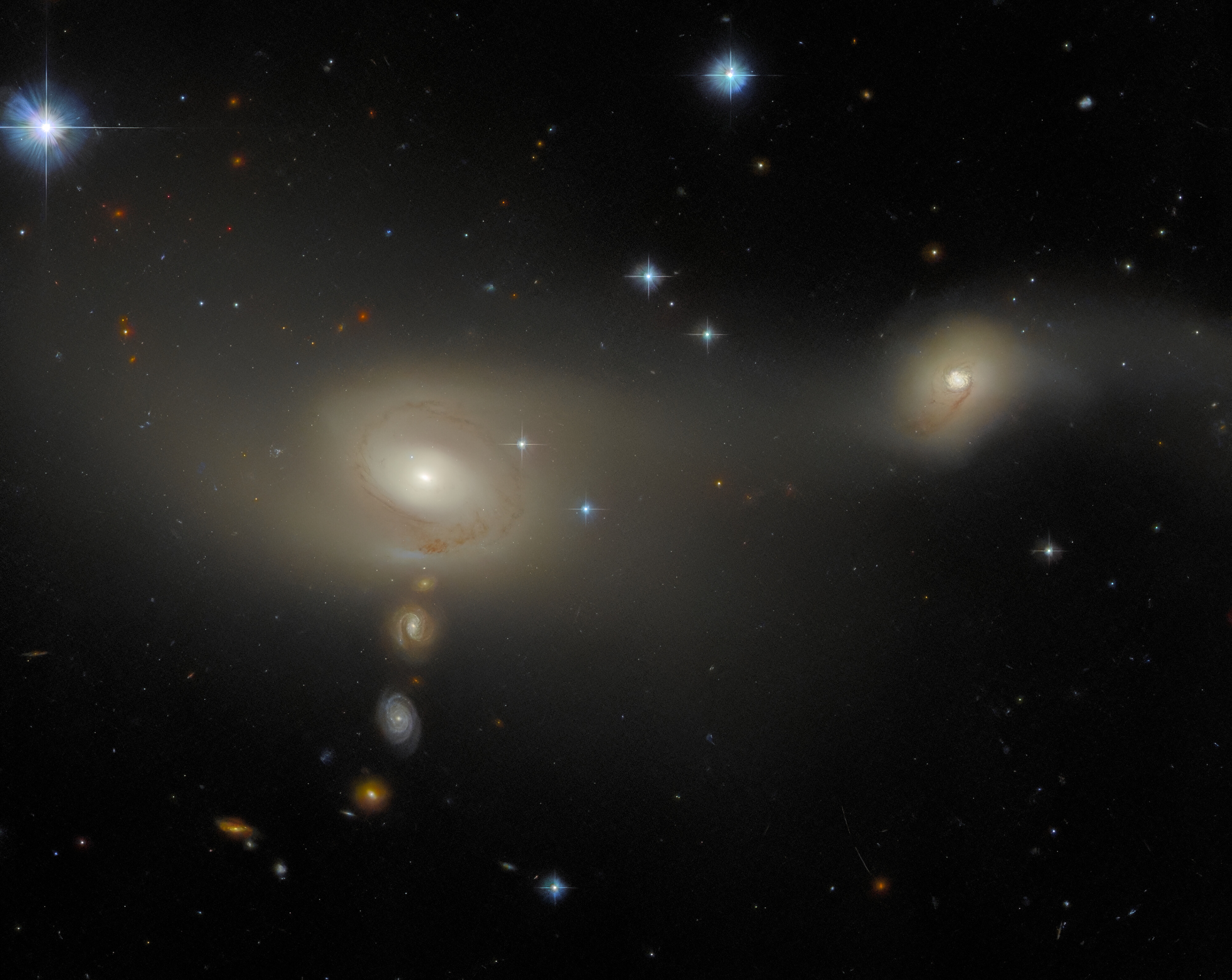 All lined up - Credit: ESA/Hubble & NASA, J. Dalcanton, Dark Energy Survey/DOE/FNAL/NOIRLab/NSF/AURA Acknowledgement: L. Shatz 
