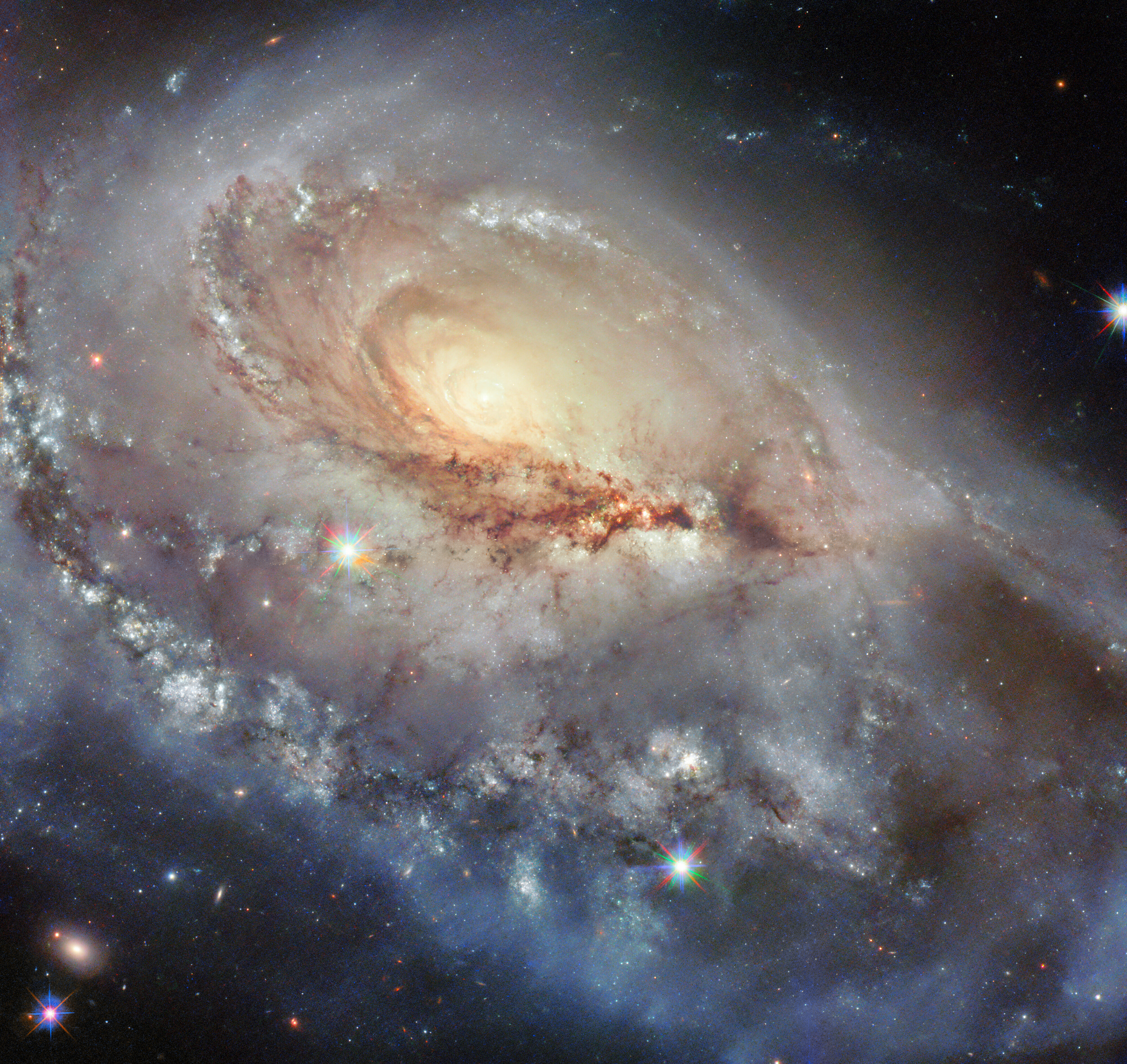 Snapshot of a peculiar spiral - Credit: ESA/Hubble & NASA, J. Dalcanton, R. J. Foley (UC Santa Cruz), C. Kilpatrick