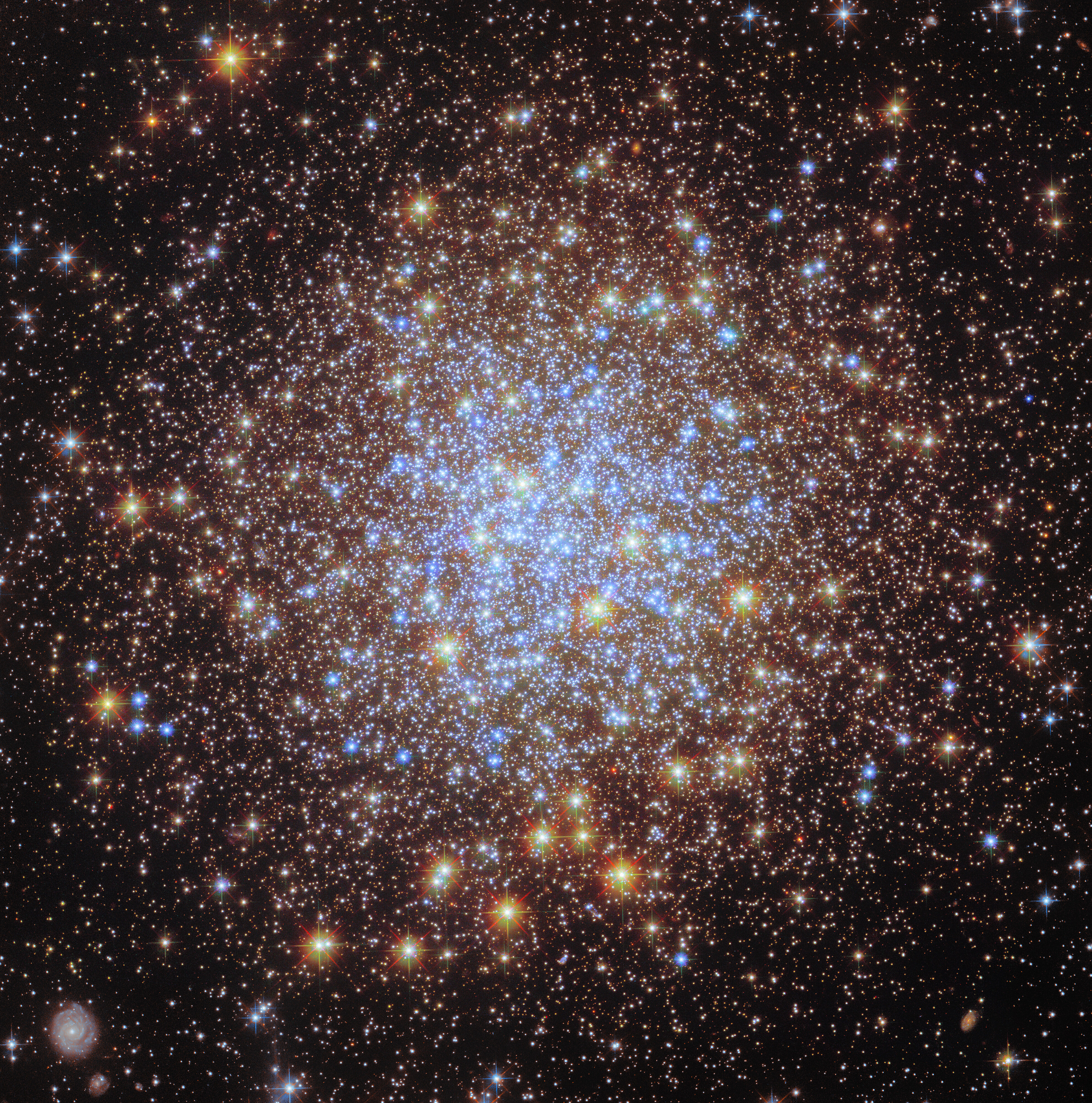 A glittering cluster shines again - Credit: ESA/Hubble & NASA, A. Sarajedini, G. Piotto, M. Libralato