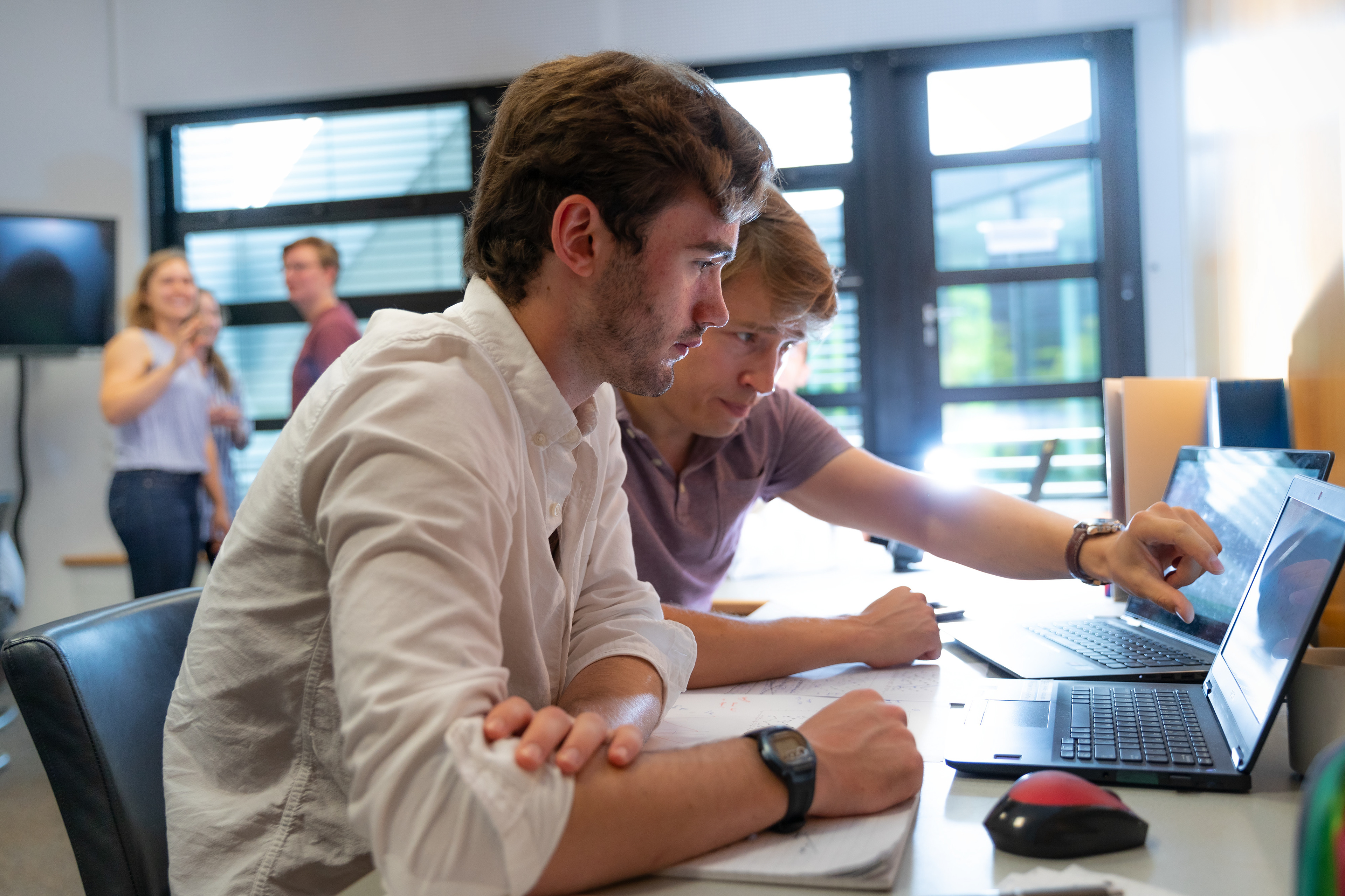 ESO Summer Research Programme student Samuel Ward with his supervisor, ESO astronomer Dr. Richard Anderson.