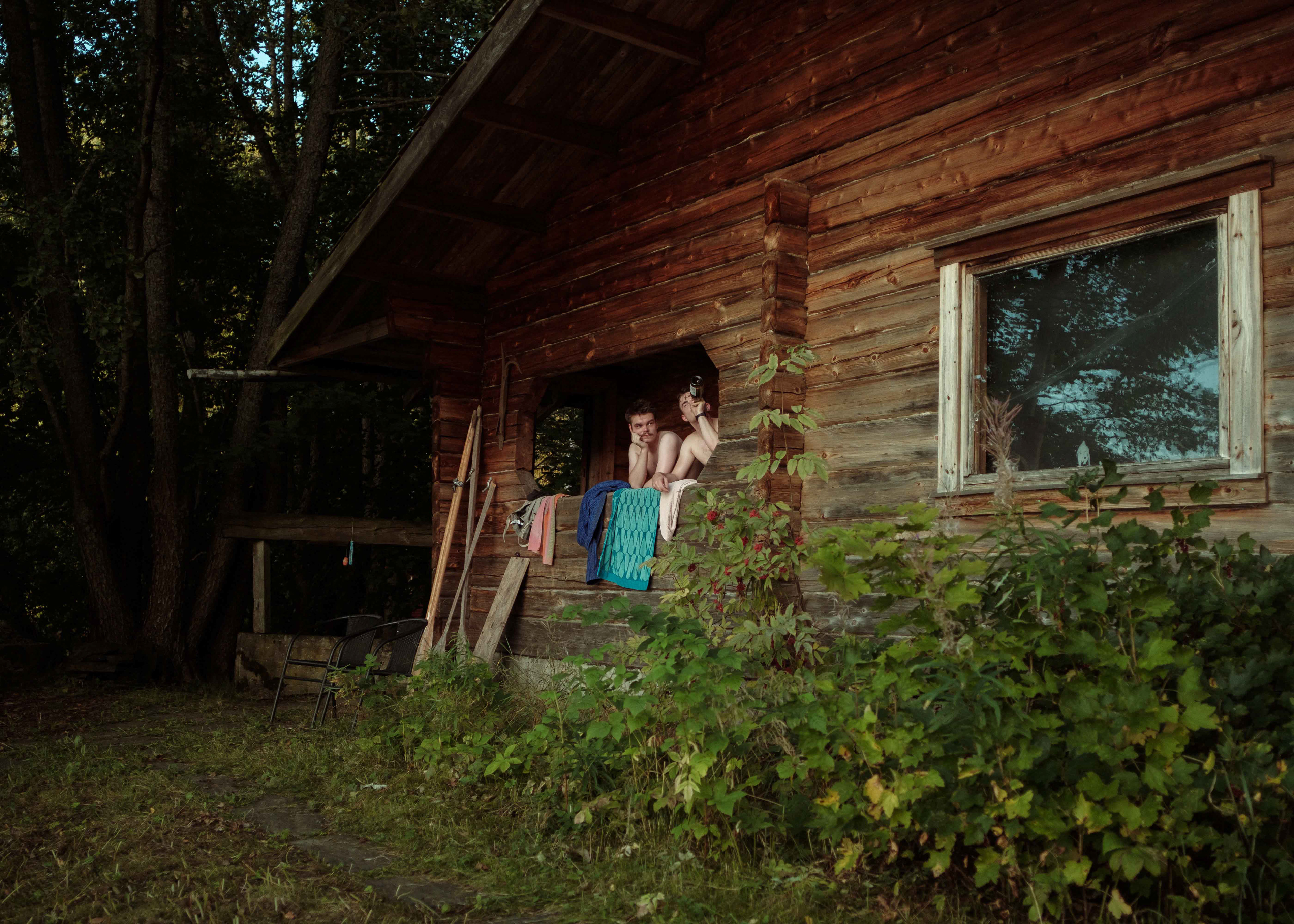 Friends outside the sauna // © Siiri Halko