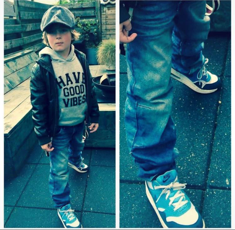 kleine jens met zijn airmax