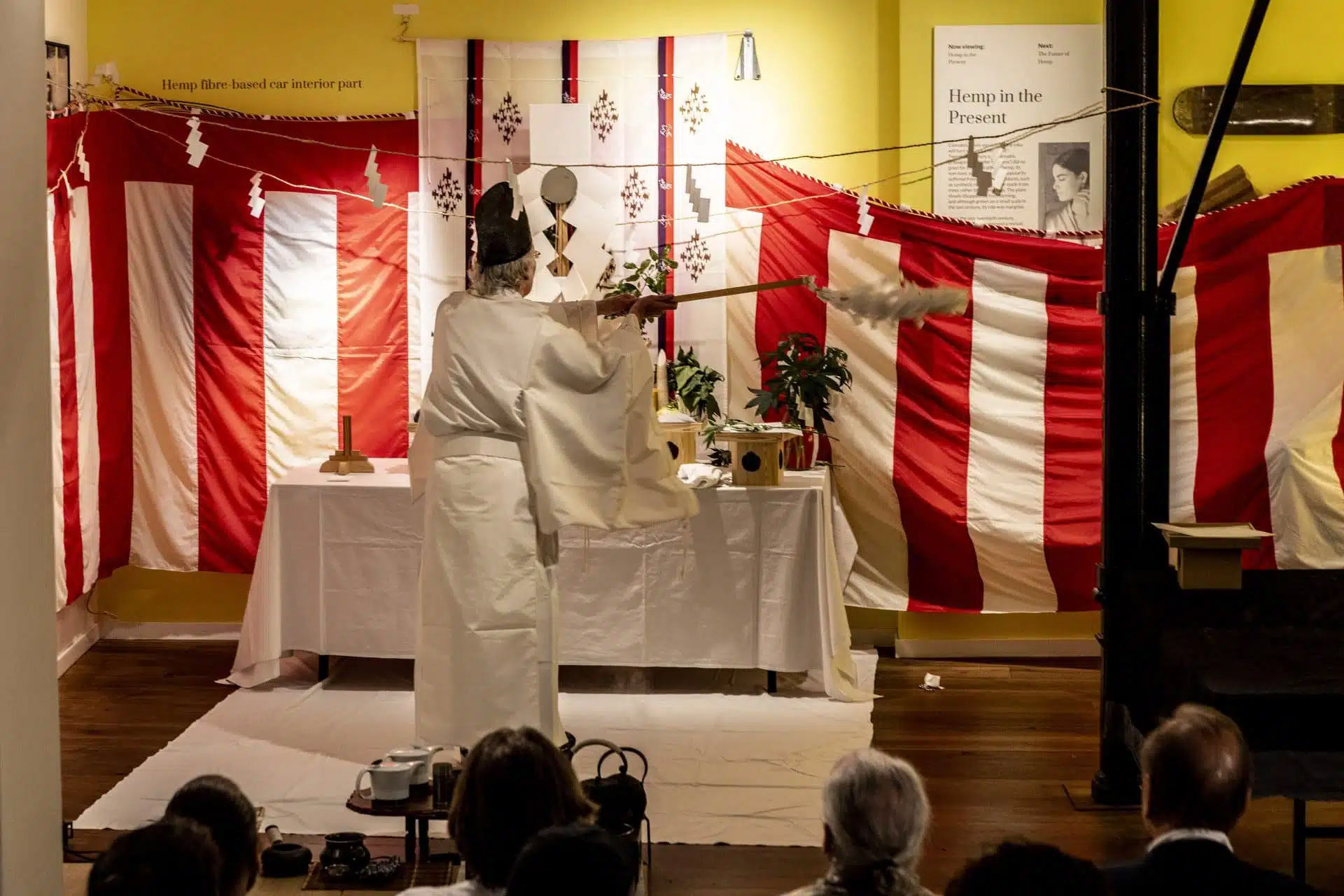 Mestre Shinto Paul de Leeuw abre a cerimônia | foto: Barwerd van der Plats