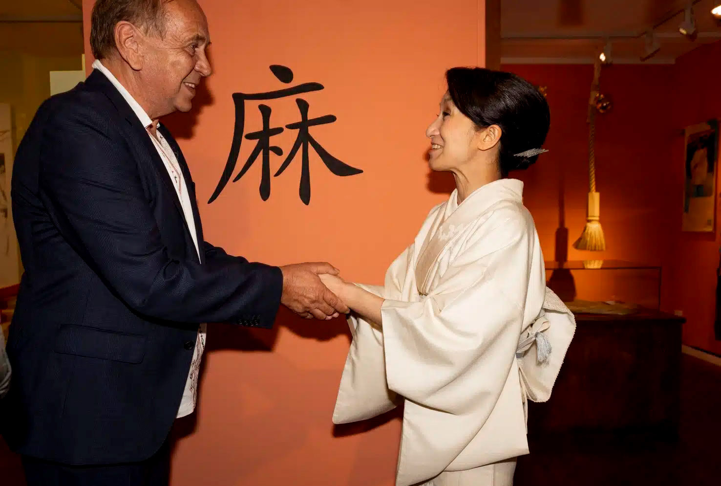Ben Dronkers cumprimenta a curadora Yuko Ogino, na abertura da exposição | foto: Barwerd van der Plats