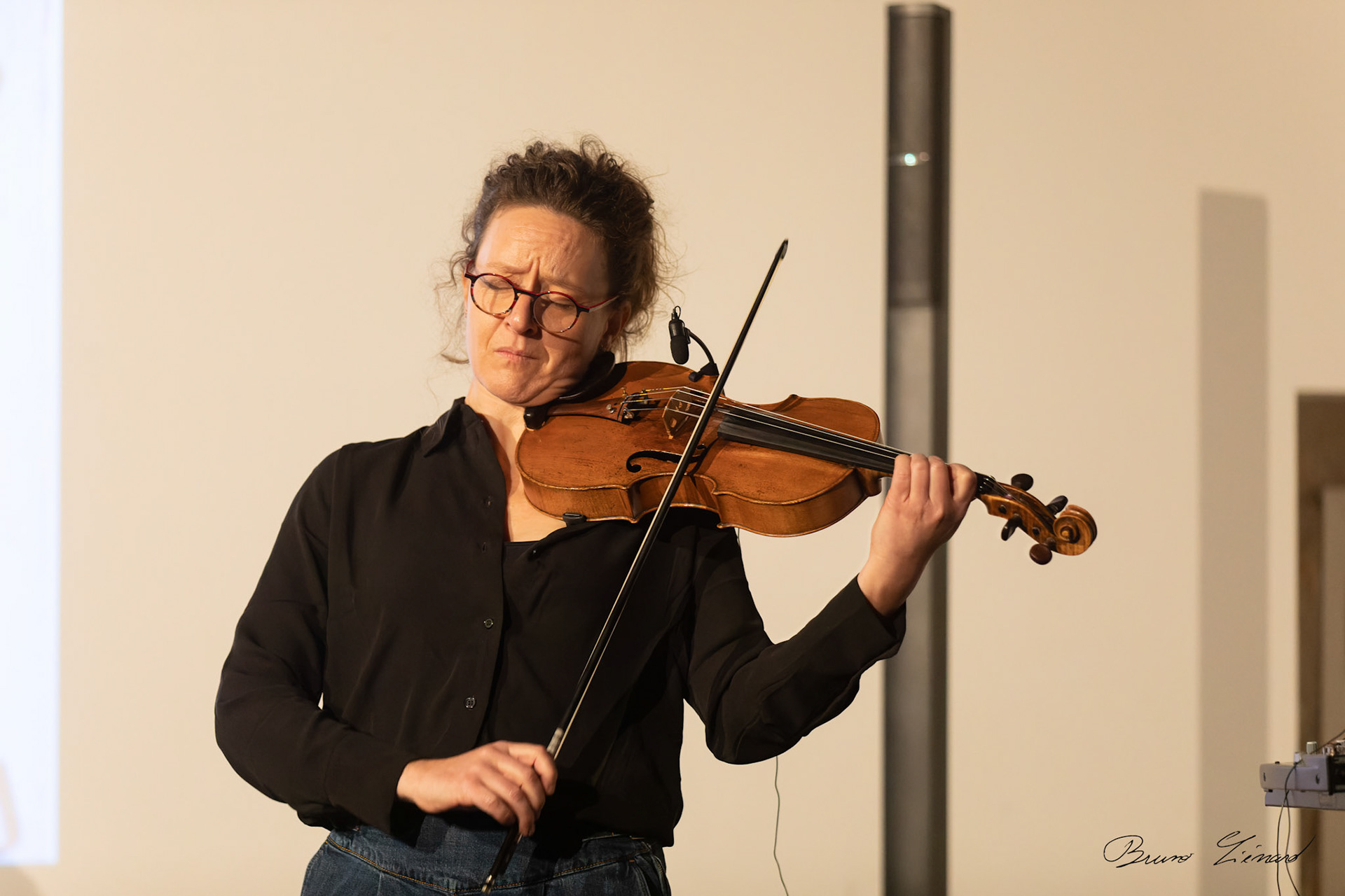 Suzanne Aux Yeux Noirs