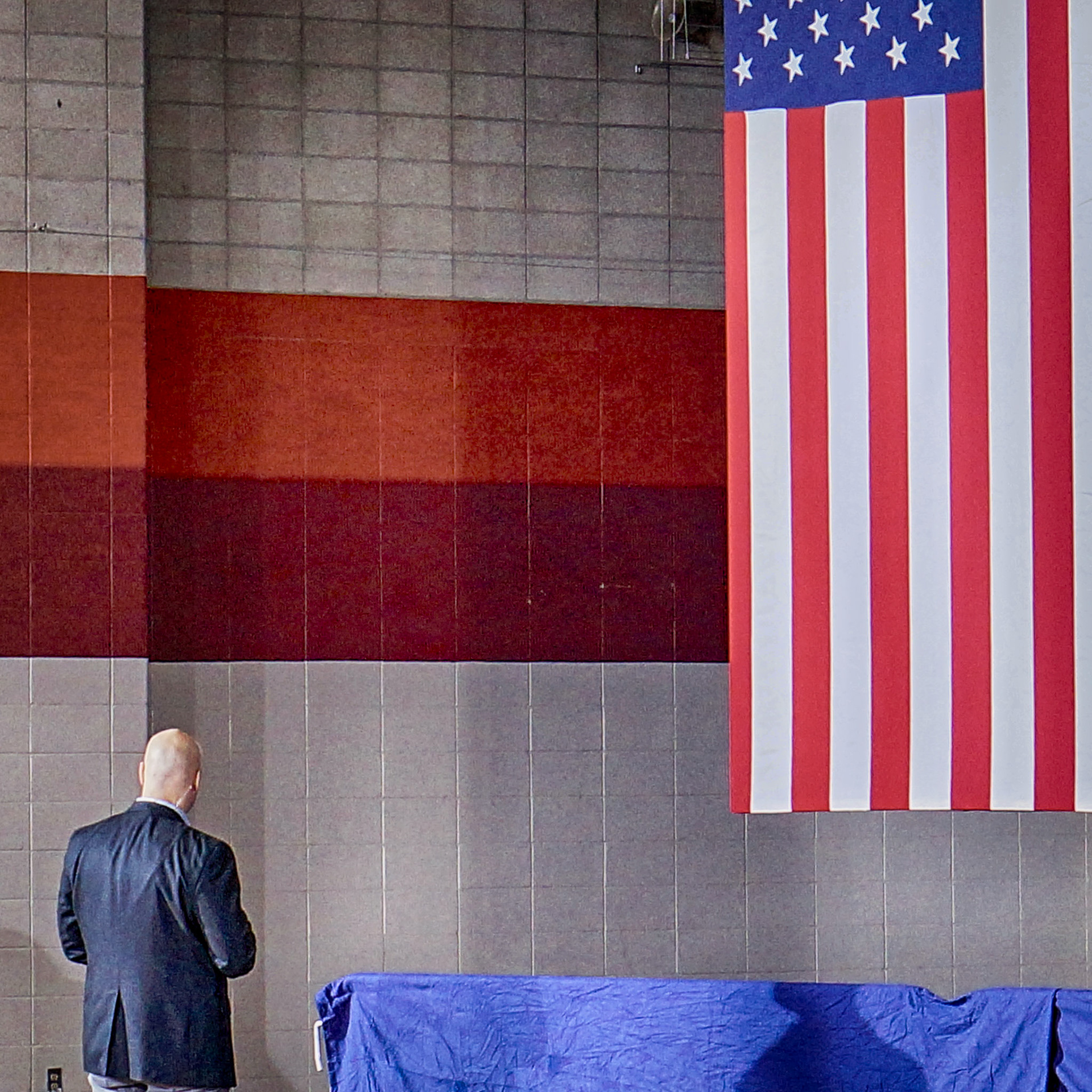 Secret Service agent prepares for an event in New Hampshire