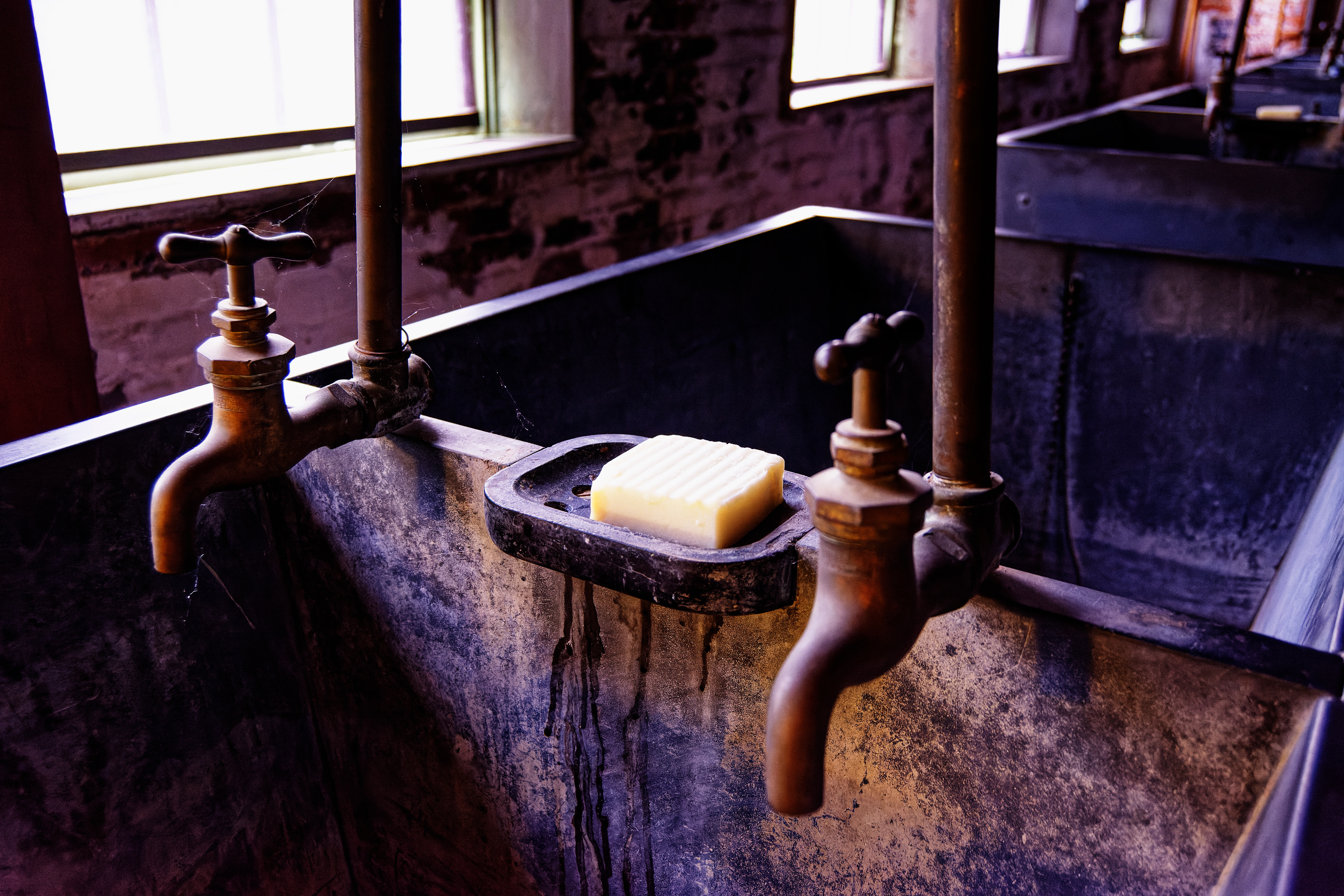 A line of large sinks in the laundry.