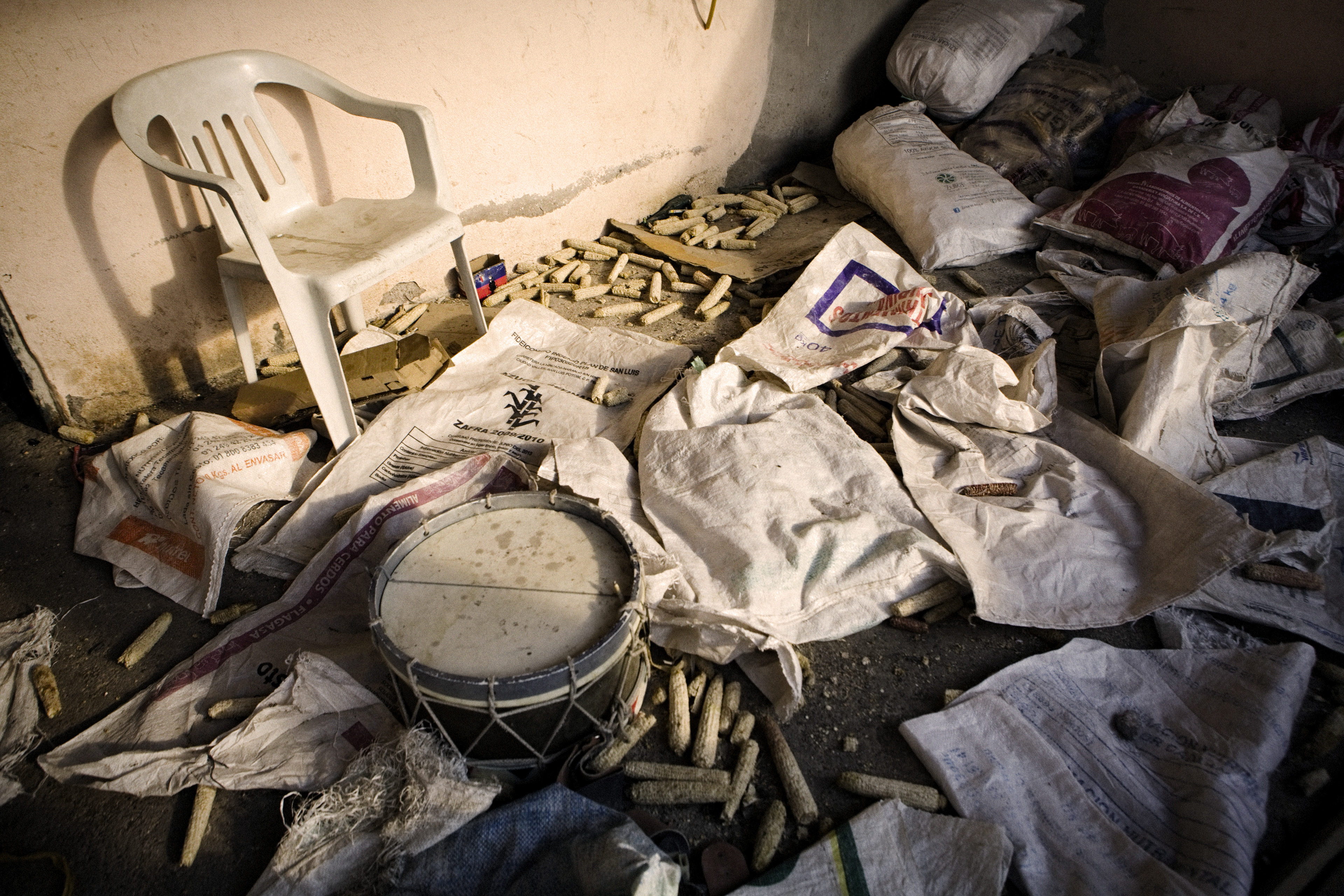 Durante una búsqueda de fosas clandestinas, un grupo de familiares recorrió el poblado de Tepehuixco, Guerrero, donde encontraron numerosas casas abandonadas y evidencias de saqueo en ellas. (foto: Prometeo Lucero)