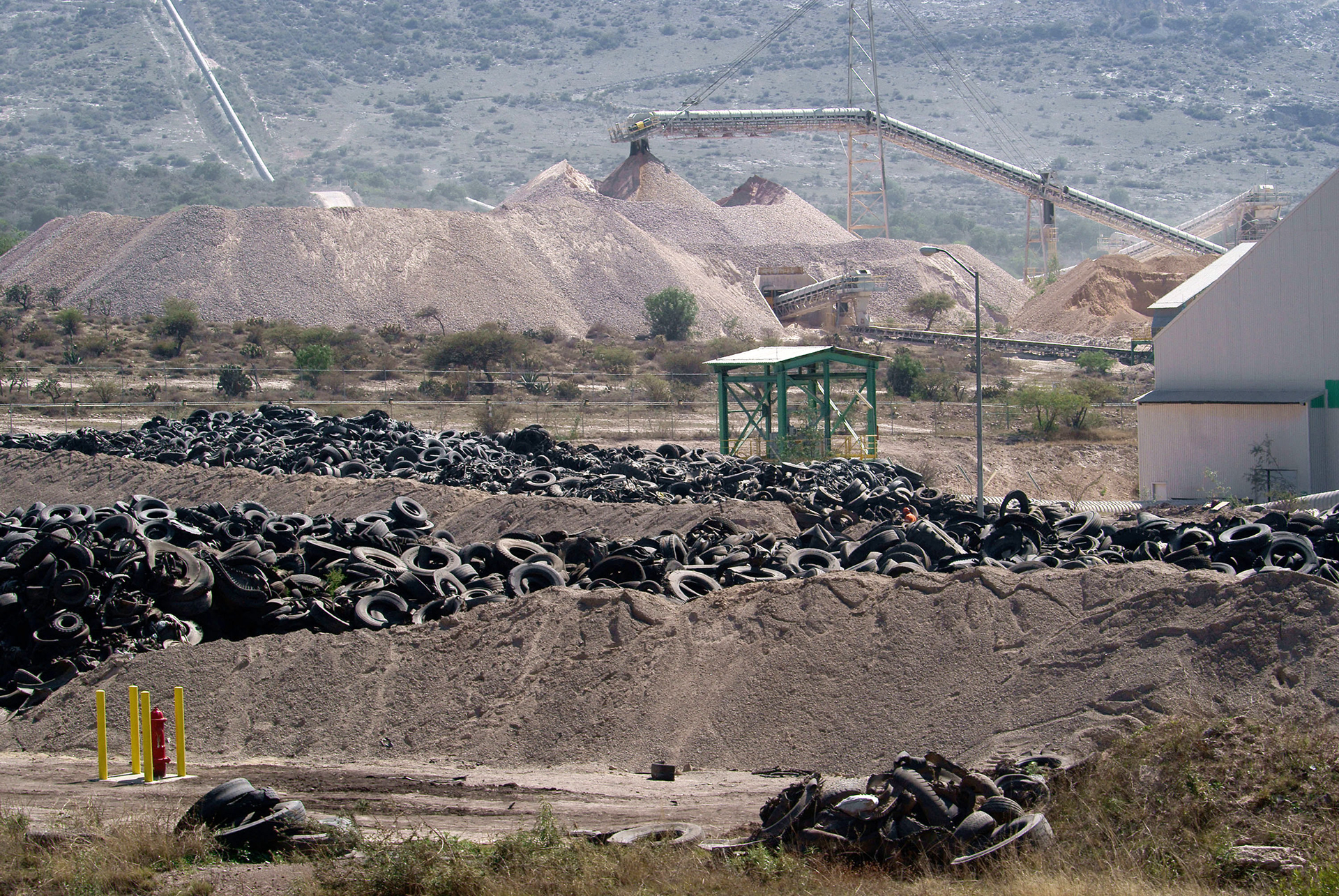 Empresas cementeras recurren a la incineración de desechos tóxicos para la fabricación de coque, combustible alterno. (foto: Prometeo Lucero)
