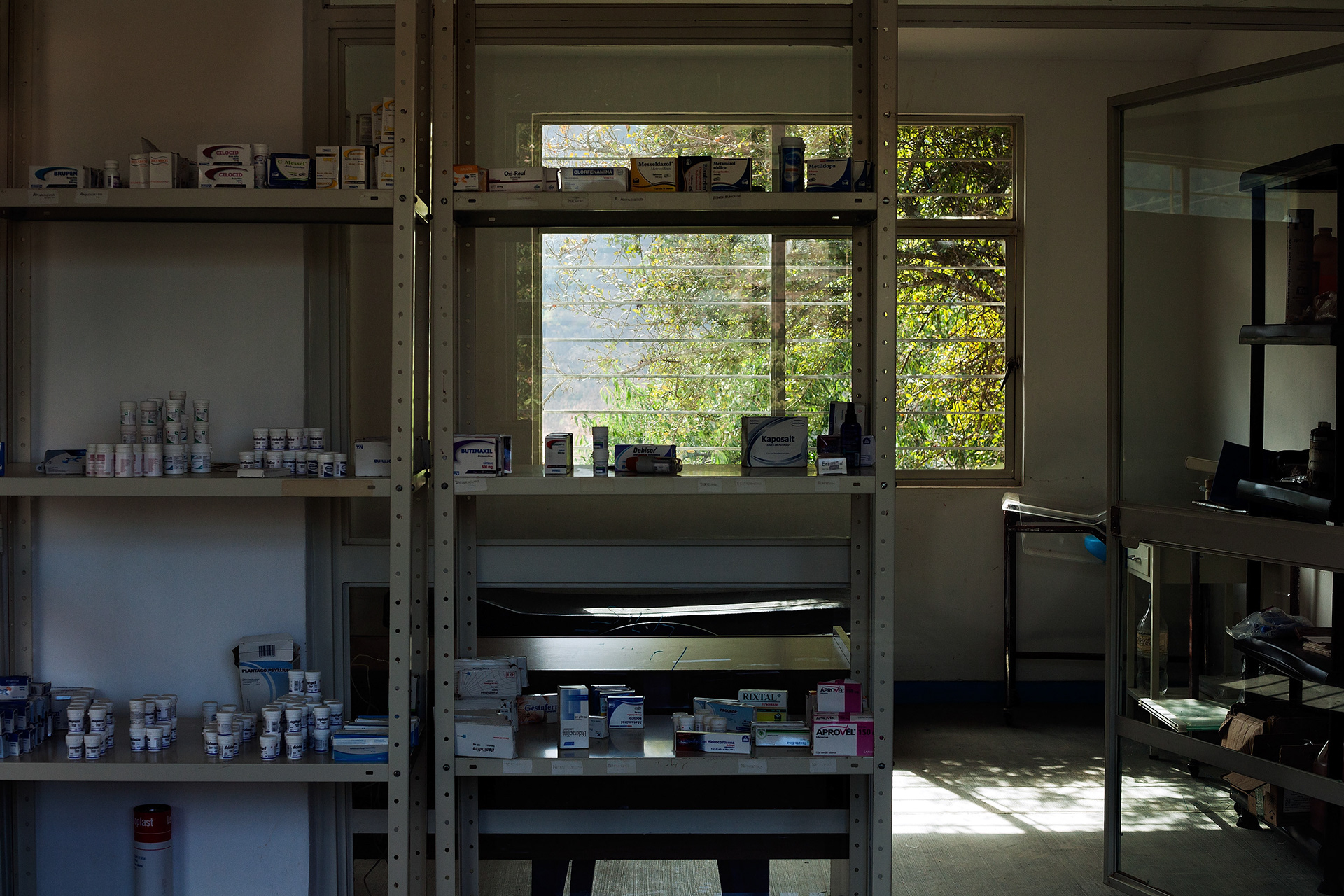 Anaqueles con medicamentos son vistos en una casa de salud en Unión de las Peras, Guerrero, que fue abandonada tras el paso de 'Manuel'. (Foto: Prometeo Lucero)