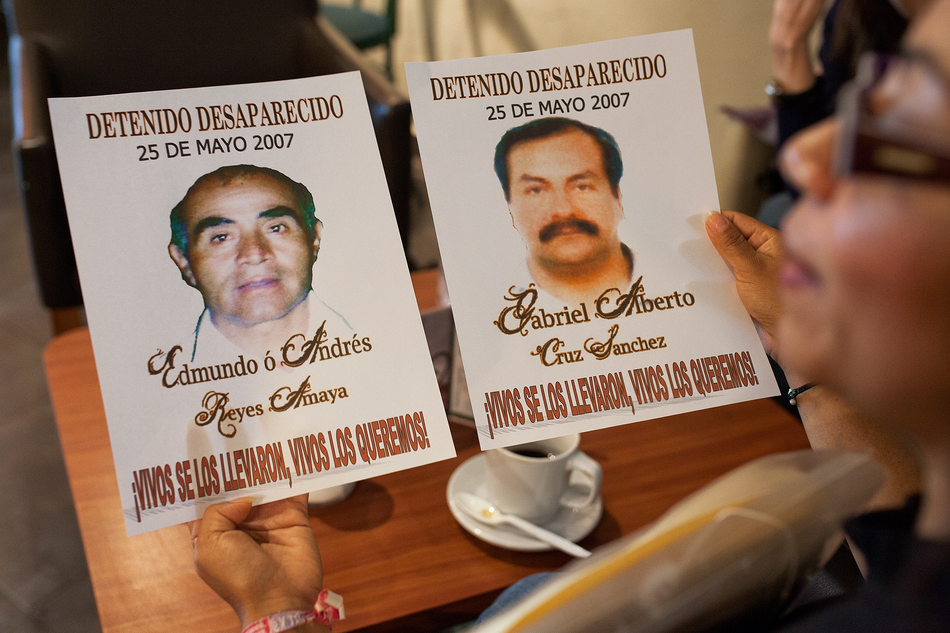 Nadín Reyes Maldonado, hija de Edmundo Reyes Amaya, muestra una foto de su padre y Gabriel Alberto Cruz Sánchez, miembros del Ejército Popular Revolucionario desaparecidos en Oaxaca desde el 25 de mayo de 2007. Ciudad de México, agosto 5 de 2014.  (Foto: Prometeo Lucero / CMDHPDH)
