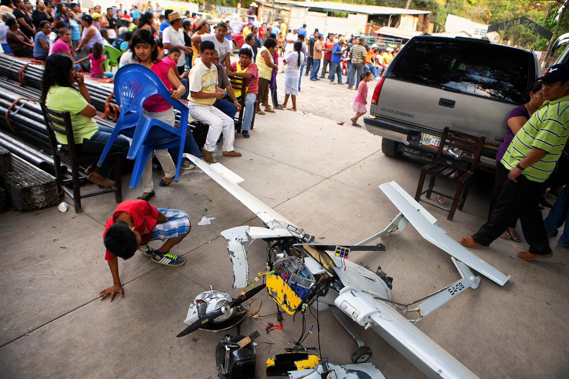 Un dron de Policía Federal fue derribado en la comunidad de Petaquillas, al mismo tiempo que varias decenas de agentes federales fueron retenidos en autobuses por integrantes de “autodefensas” del Frente Unido por la Seguridad y el Desarrollo del Estado de Guerrero (FUSDEG). Petaquillas, Guerrero, 6 de febrero de 2015 (foto: Prometeo Lucero)