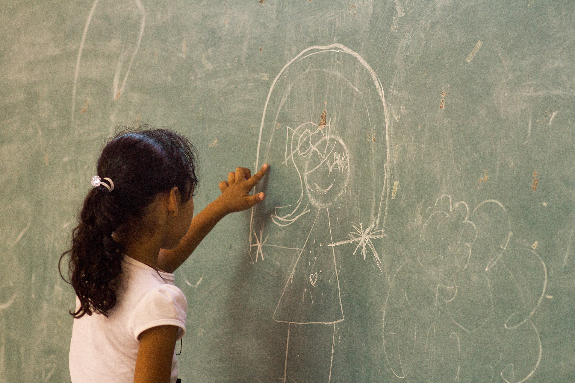 La hija de un hombre desaparecido dibuja en un pizarrón durante un taller impartido por Fuerzas Unidas por nuestros Desaparecidos en Coahuila en Torreón, Coahuila, el 23 de septiembre de 2012. (Foto: Prometeo Lucero / Red TDT)
