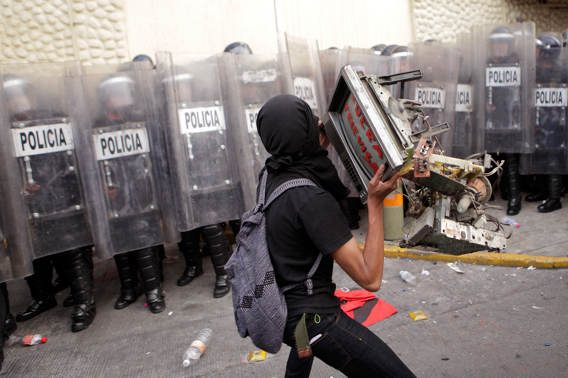 Activistas protestaron afuera de las instalaciones de Televisa en la Ciudad de México el 1 de Mayo de 2013. Algunos de ellos lanzaron piedras y televisores a la policía. La protesta reclamó a Televisa su responsabilidad en la desinformación de sus contenidos. (foto: Prometeo Lucero)