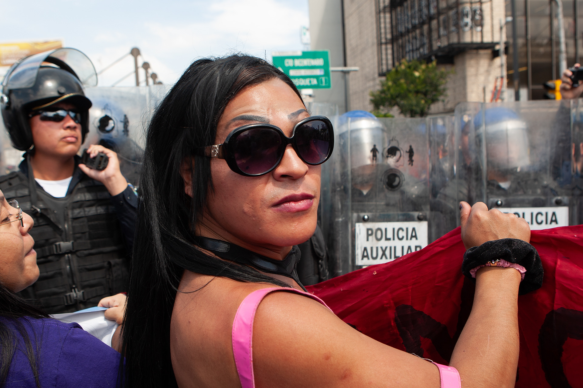 Trabajadoras sexuales trans y activistas de la diversidad LGBTTTIQ protestan tras el asesinato de Paola Buenrostro y Alessa Flores. En 2016, México ocupaba el segundo lugar en transfeminicidios en América Latina, después de Brasil, según datos del Observatorio de Personas Trans Asesinadas. Ciudad de México, 20 de octubre de 2016. (Foto: Prometeo Lucero)
