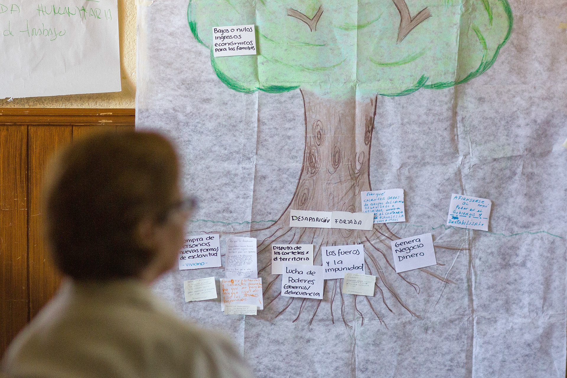 Una mujer mira el dibujo del "árbol de la desaparición forzada" durante un taller impartido por Fuerzas Unidas por Nuestros Desaparecidos en Coahuila, el 23 de septiembre de 2012. (Foto: Prometeo Lucero / Red TDT)