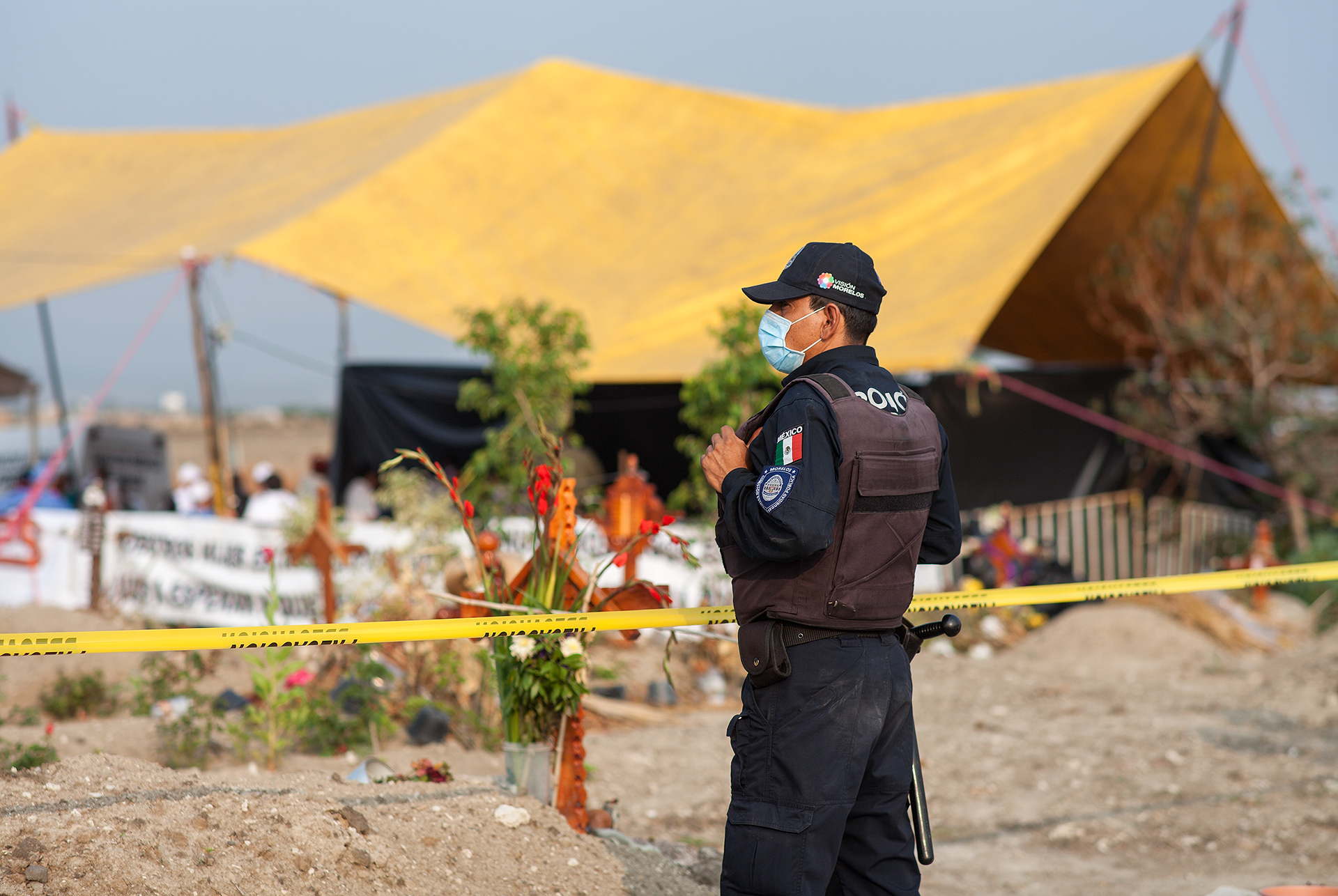 Más de un centenar de personas fueron enterradas clandestinamente por ordenes de la Fiscalía de Tetelcingo, en Cuautla, Morelos en 2014. Familiares de víctimas de desaparición reclamaron acceso a la fosa para descartar o confirmar la presencia de sus familiares, luego de encontrar ahí el cuerpo del empresario Oliver Wenseslao Navarrete. (Foto: Prometeo Lucero)